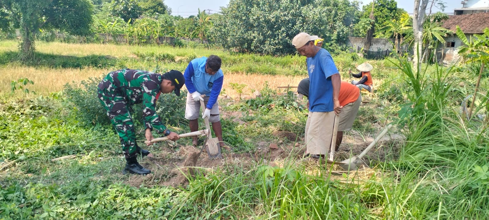 Sertu Hery Bangun Saluran Irigasi