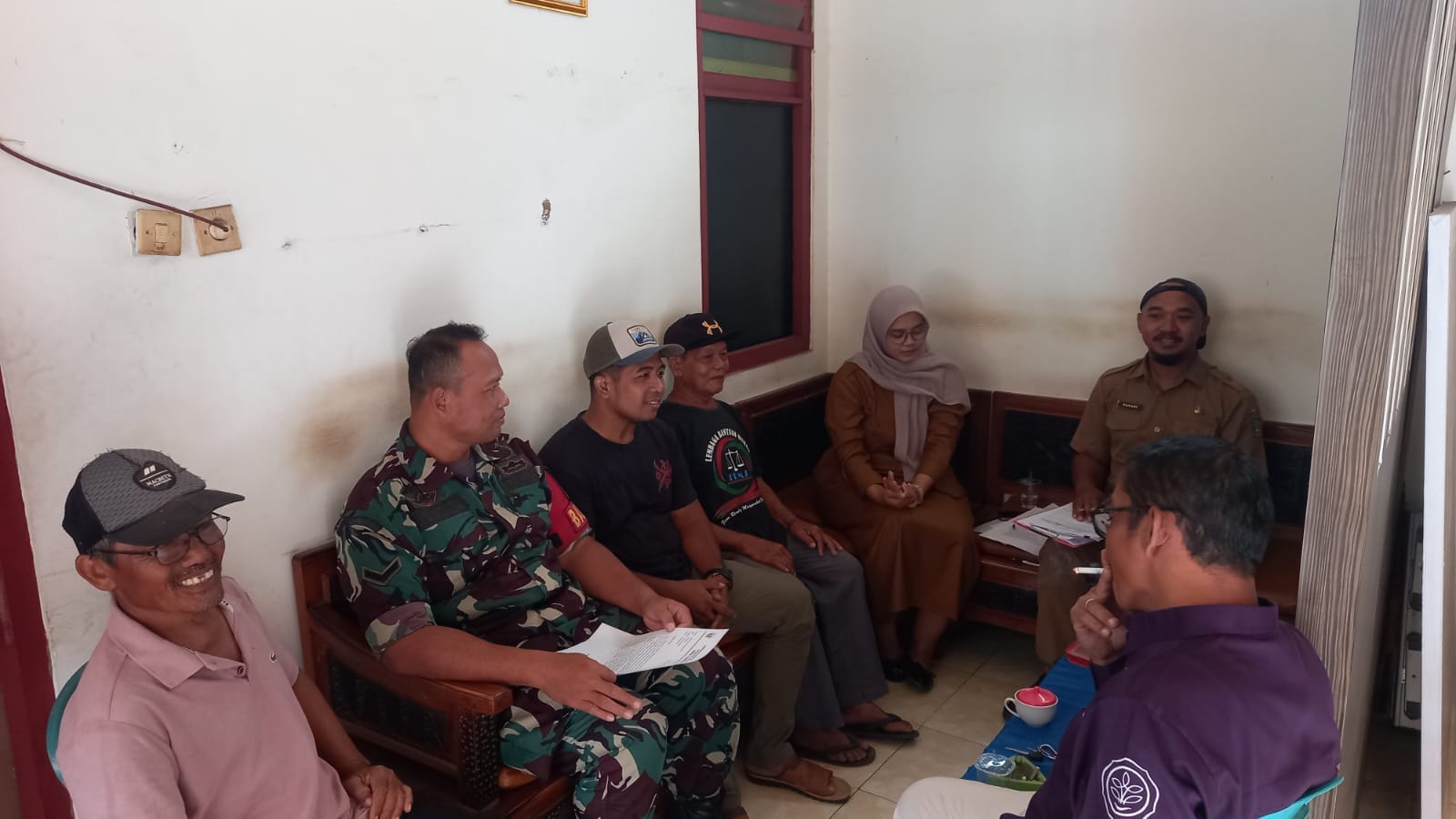 Serda Budiono Komsos dengan Warga Desa Tambar