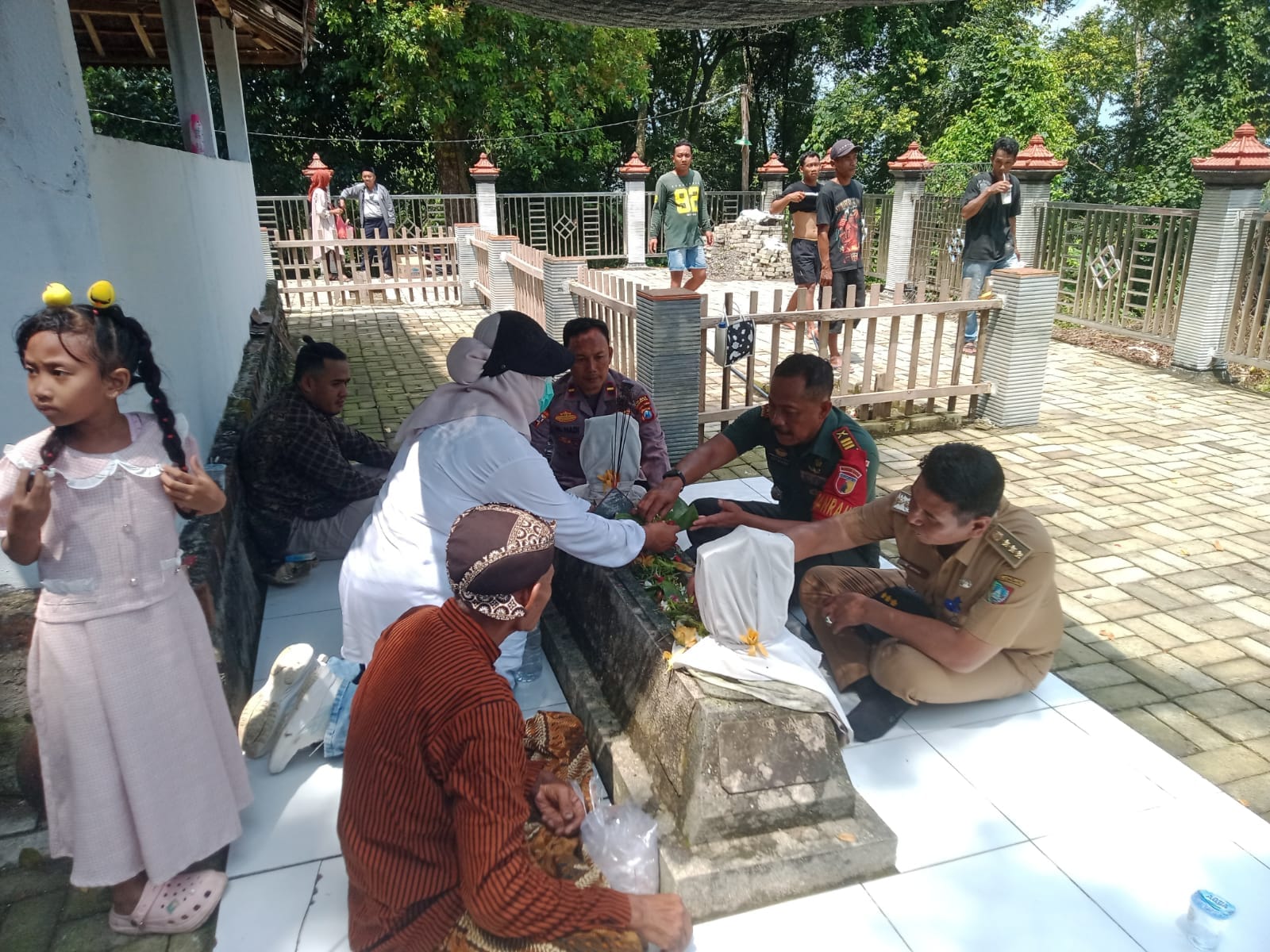 Koramil Kabuh Ikut Lestarikan Tradisi Sedekah Bumi di Desa Marmoyo