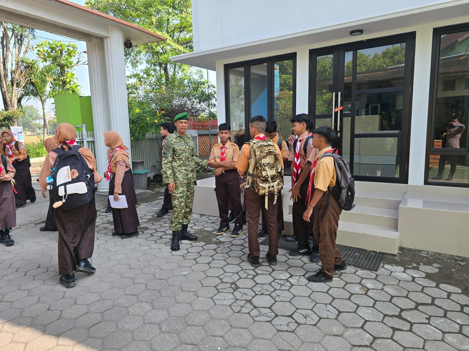 Serka Iwan Susanto Beri Pembekalan Wasbang untuk Pramuka di Desa Plandi