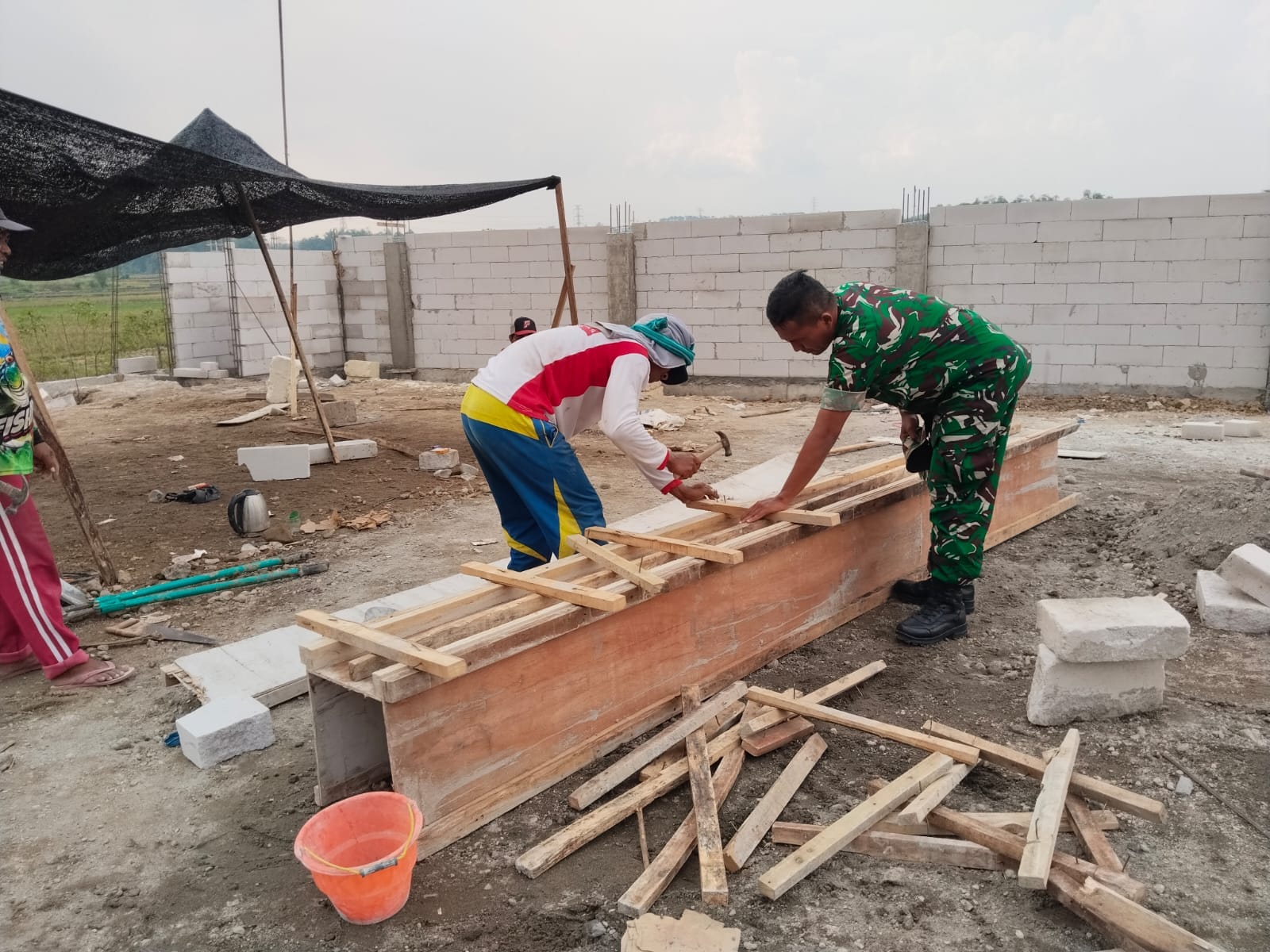 Sertu Prayitno Kebut Pembangunan Koperasi Merah Putih di Desa Kabuh