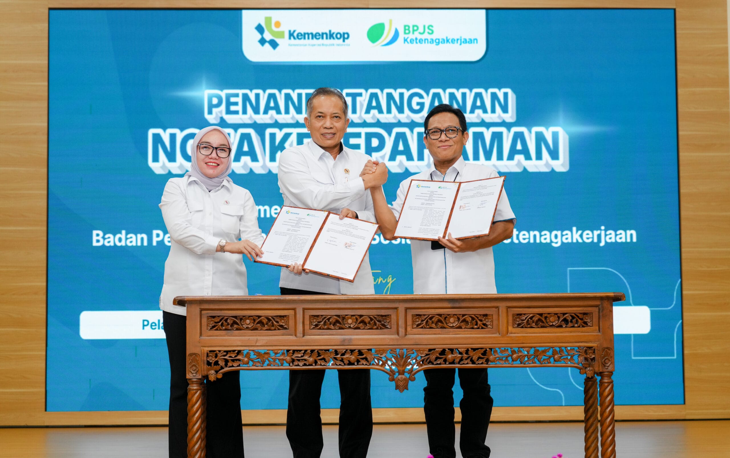 Menko Pangan Serahkan Kartu BPJS Ketenagakerjaan, 2,1 Juta Guru Ngaji Didorong Terlindungi