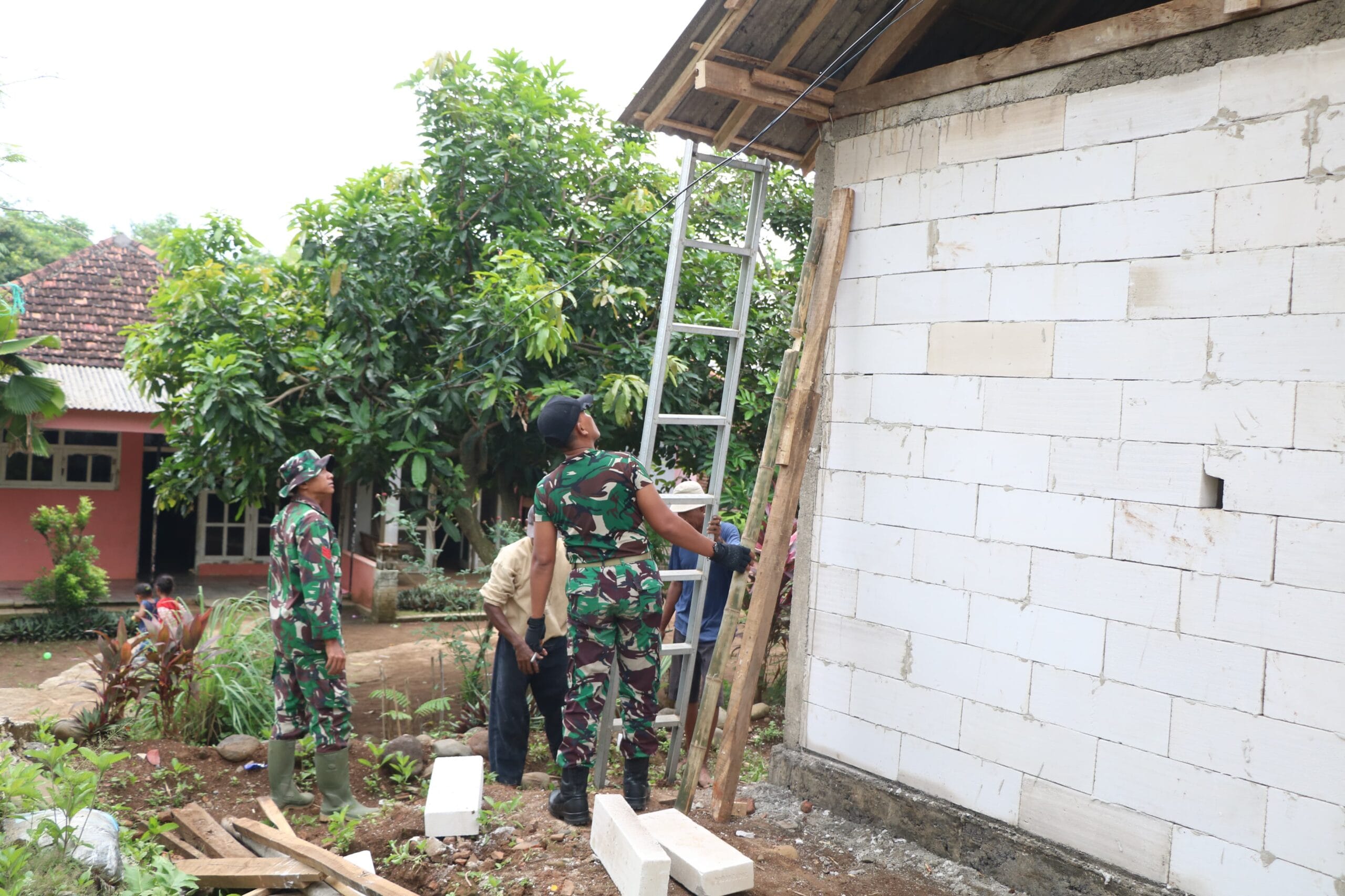 Pembangunan RTLH di Desa Brabe Capai 50 Persen, Warga Sambut Antusias.