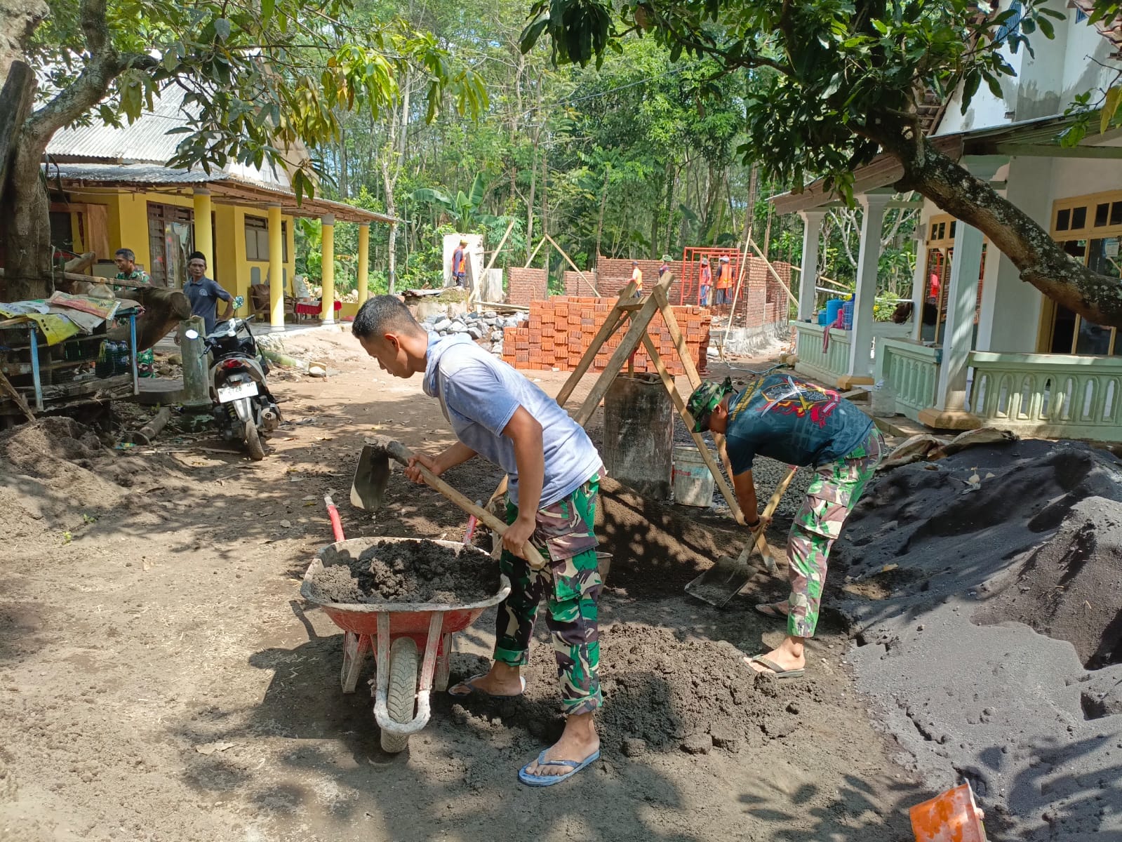 TMMD ke-128 Kodim 0820/Probolinggo Bangun Musholla Baithurrohim di Desa Brabe Probolinggo.
