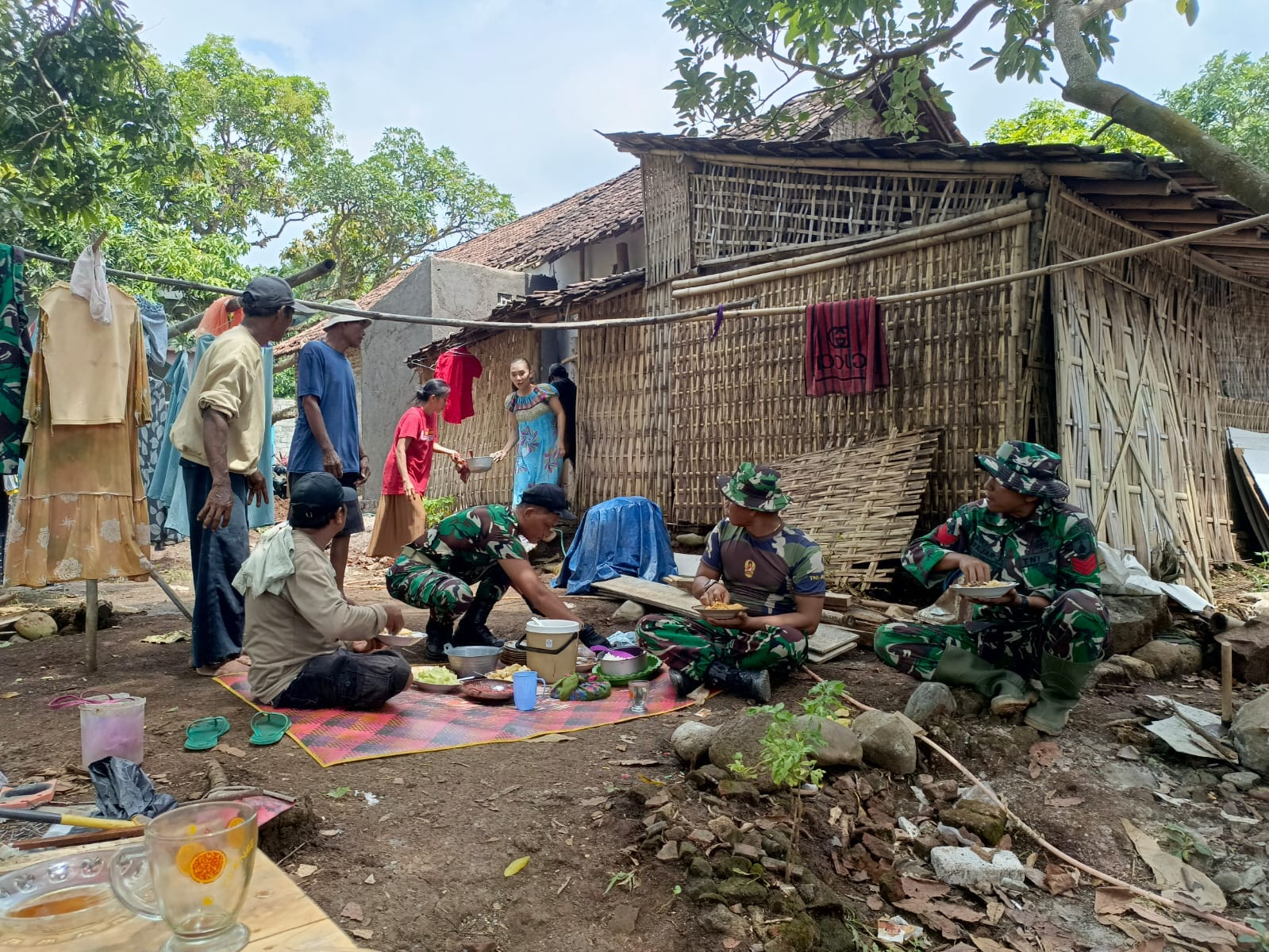 Kebersamaan TNI dan Warga Warnai Momen Istirahat Satgas TMMD ke-128 Probolinggo.