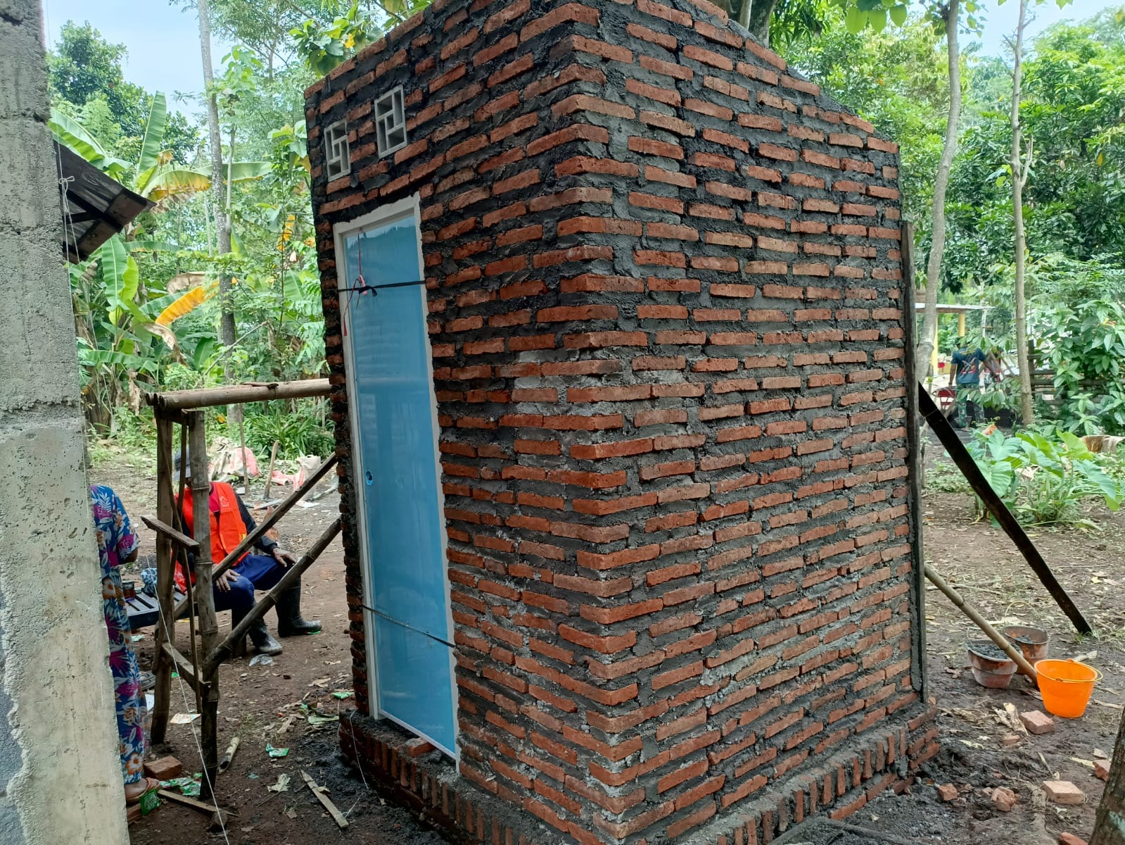 Satgas TMMD ke-128 Kodim 0820 Probolinggo Bangun 15 Tangki Septik Individual di Desa Brabe.