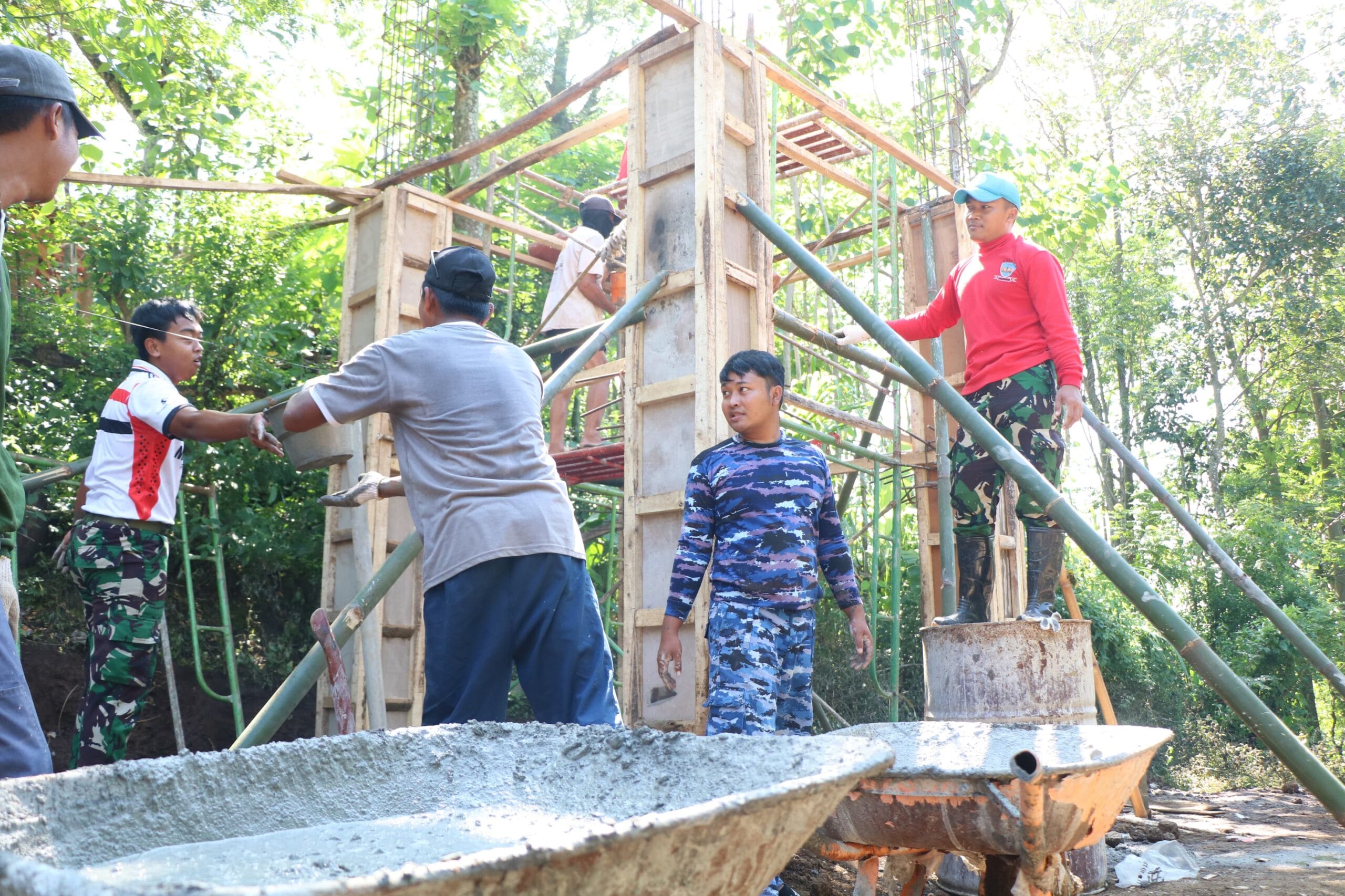 Prajurit TNI AU Lanud Abdulrachman Saleh Bersama Kodim 0820 Probolinggo Rampungkan Pembuatan Tandon Air di Lokasi TMMD 128