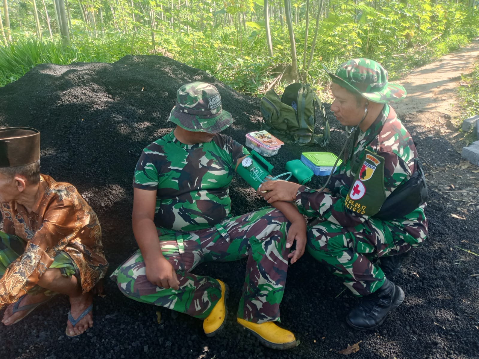Keterlibatan Layanan kesehatan Polkes TNI AD 05-09-17 Probolinggo, secara langsung kepada personel Satgas TMMD maupun masyarakat di lokasi kegiatan.