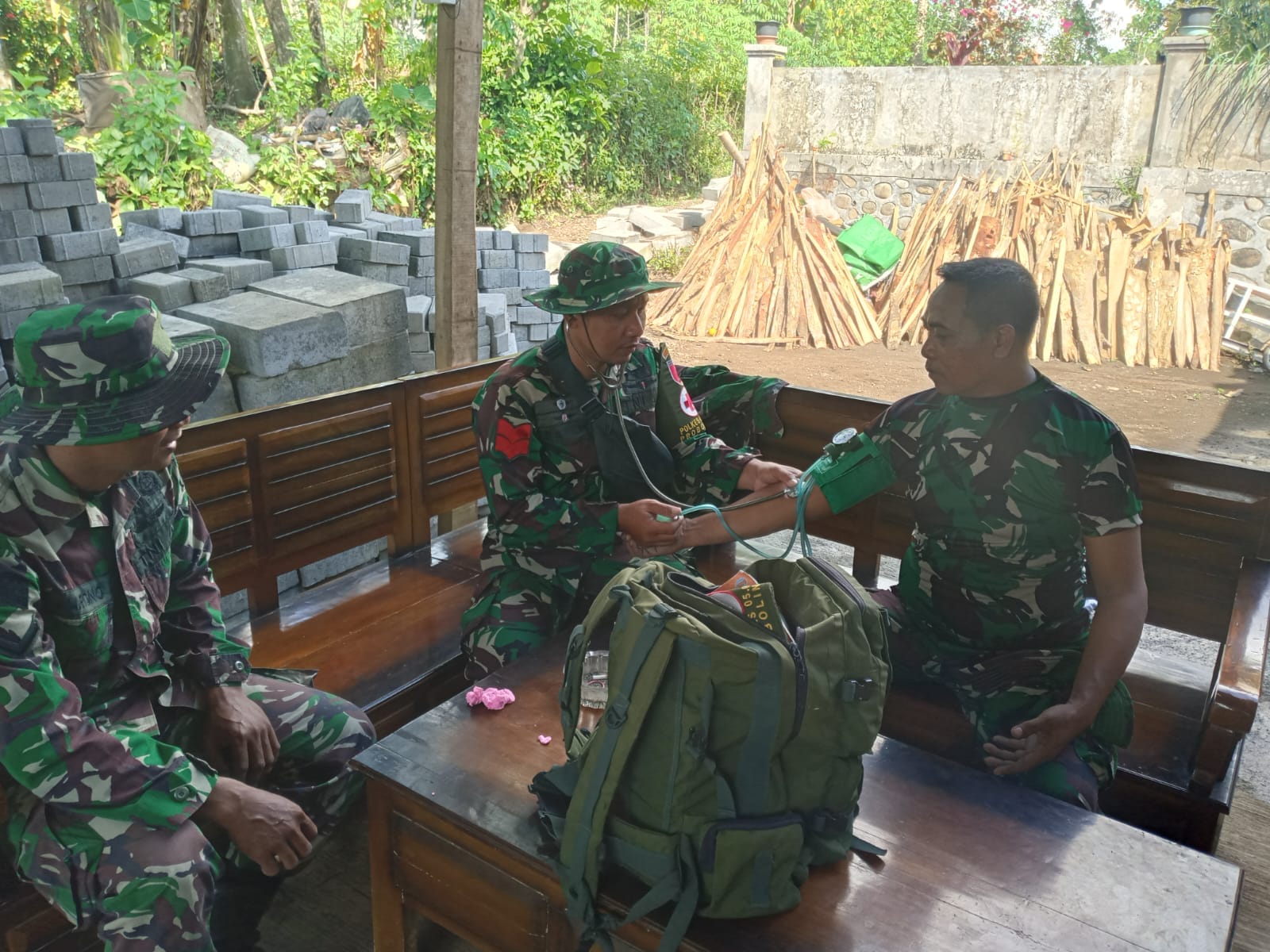 Keterlibatan Layanan kesehatan,Polkes TNI AD 05-09-17 Probolinggo, secara langsung kepada personel Satgas TMMD maupun masyarakat di lokasi kegiatan.