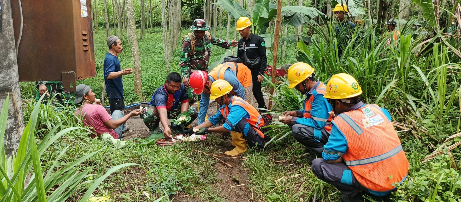 Lepas Penat di Sela Tugas, Satgas TMMD Ke-128 dan Petugas PLN Duduk Bersama Warga Desa Brabe Nikmati Singkong Rebus
