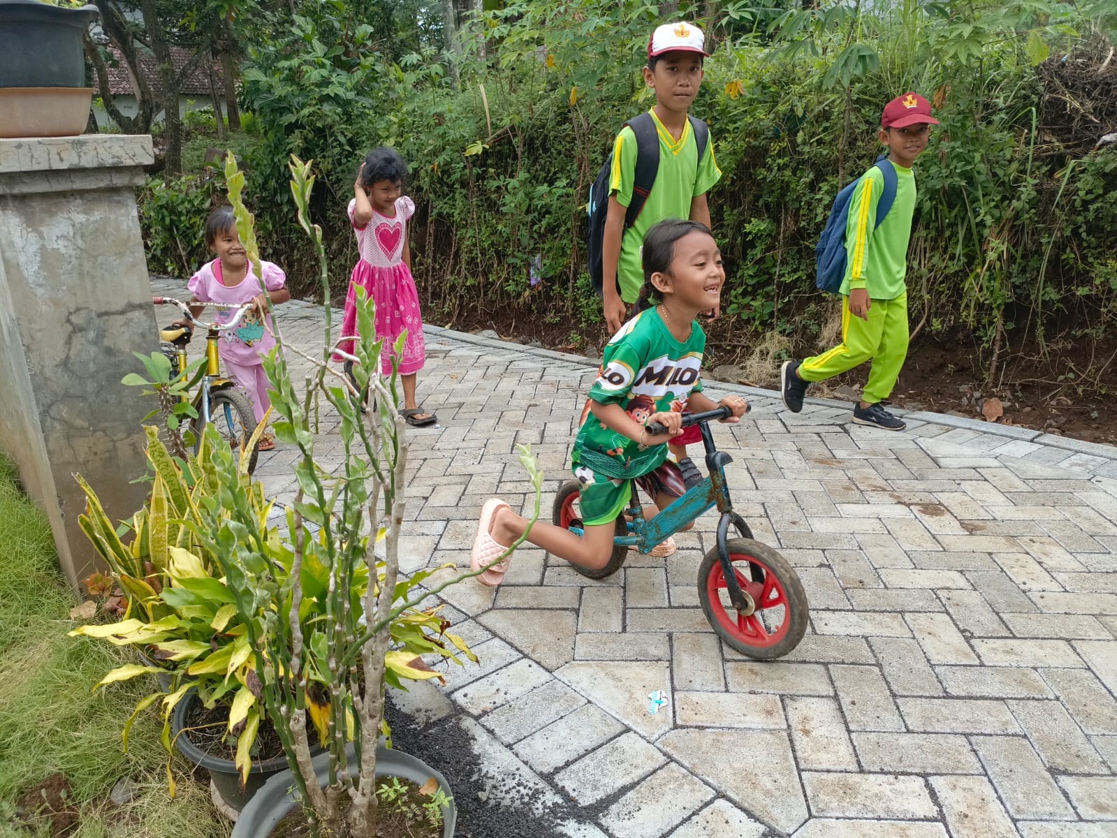Anak Desa Klagin Gembira Nikmati Jalan Paving Hasil TMMD ke-128