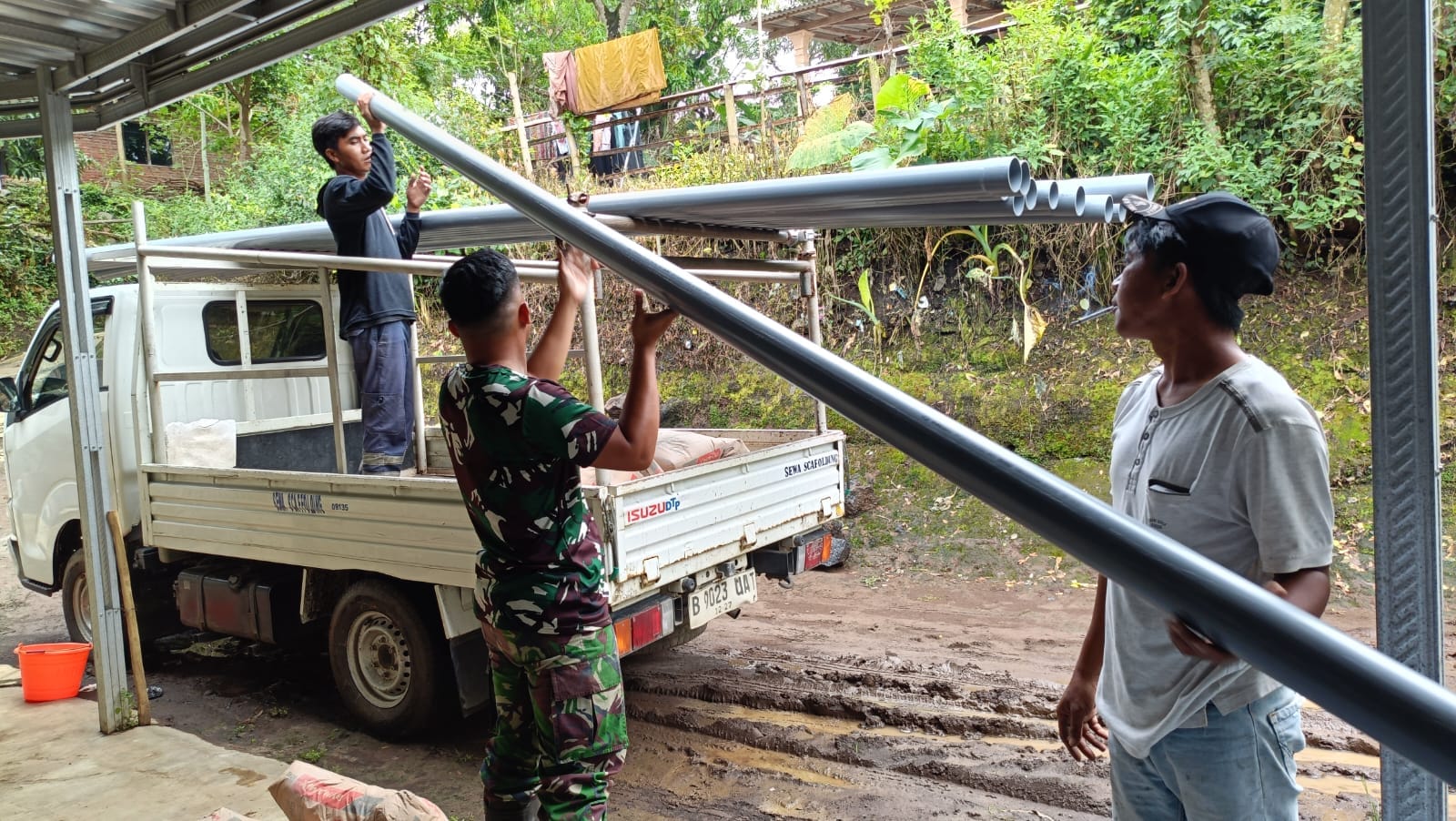 Satgas TMMD Ke-128 dan Warga Bahu Membahu Angkut Material ke Dusun Ledok dan Klagin