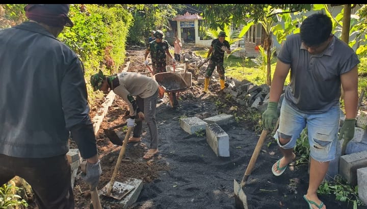Semangat Gotong Royong Satgas TMMD Ke-128 dan Warga Dusun Klagin Kebut Pemasangan Pavingisasi