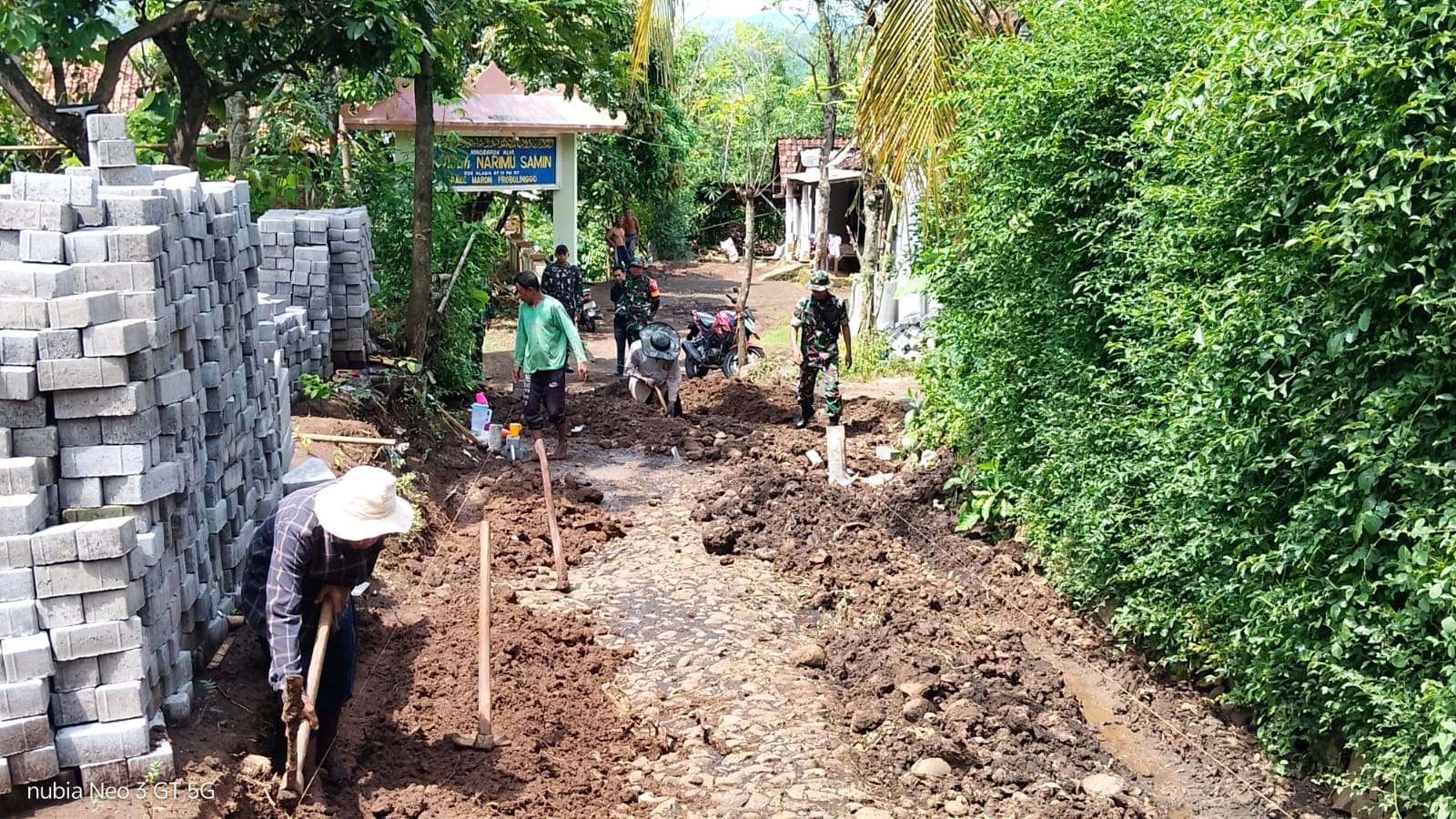 Kasdim 0820 Probolinggo Tinjau Pavingisasi Program TMMD Ke-128 di Dusun Klagin Desa Brabe