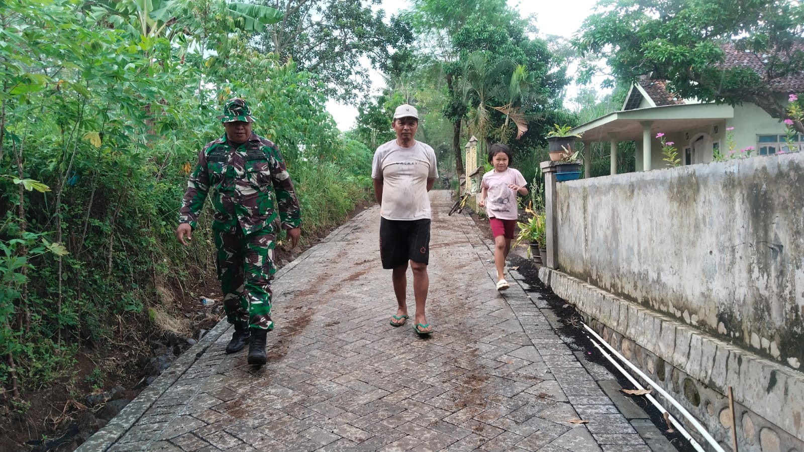 Warga Dusun Klagin Nikmati Jalan Paving Baru TMMD Ke-128 untuk Aktivitas Harian