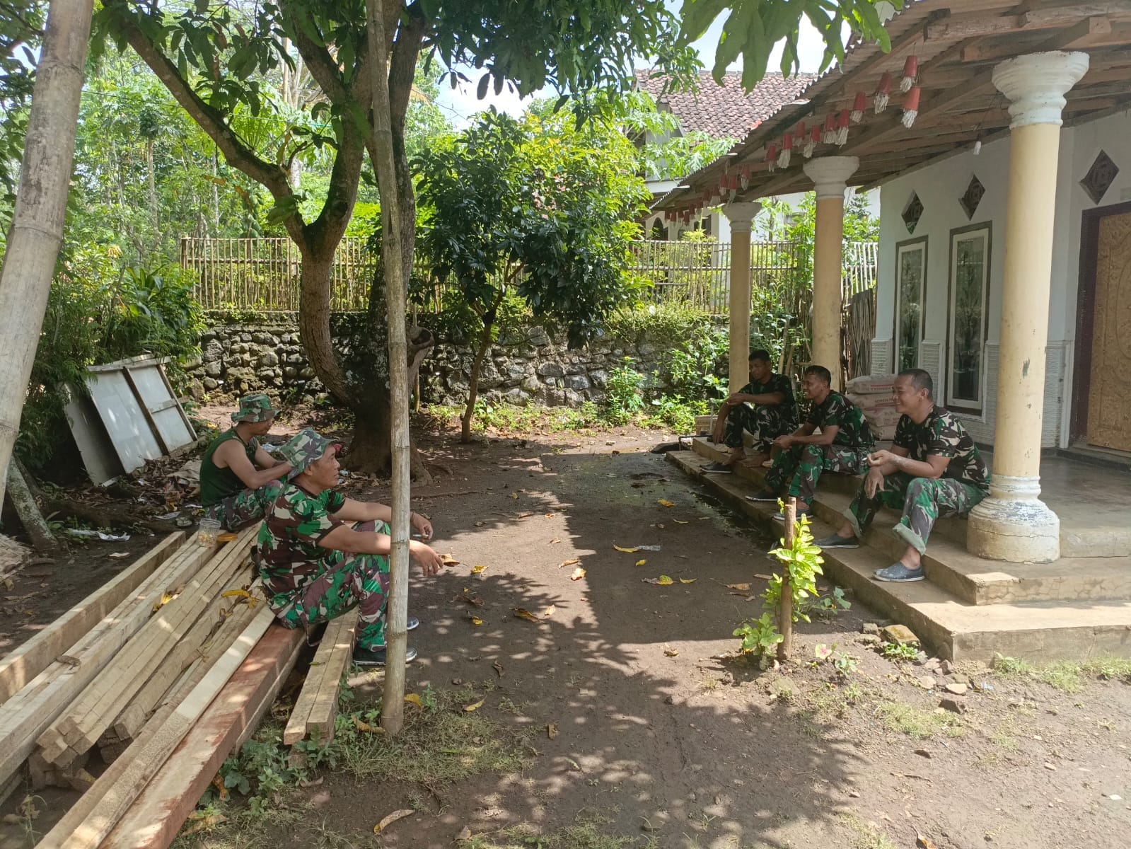 Pererat Kemanunggalan, Satgas TMMD ke-128 Manfaatkan Waktu Istirahat untuk Bangun Komunikasi dengan Warga