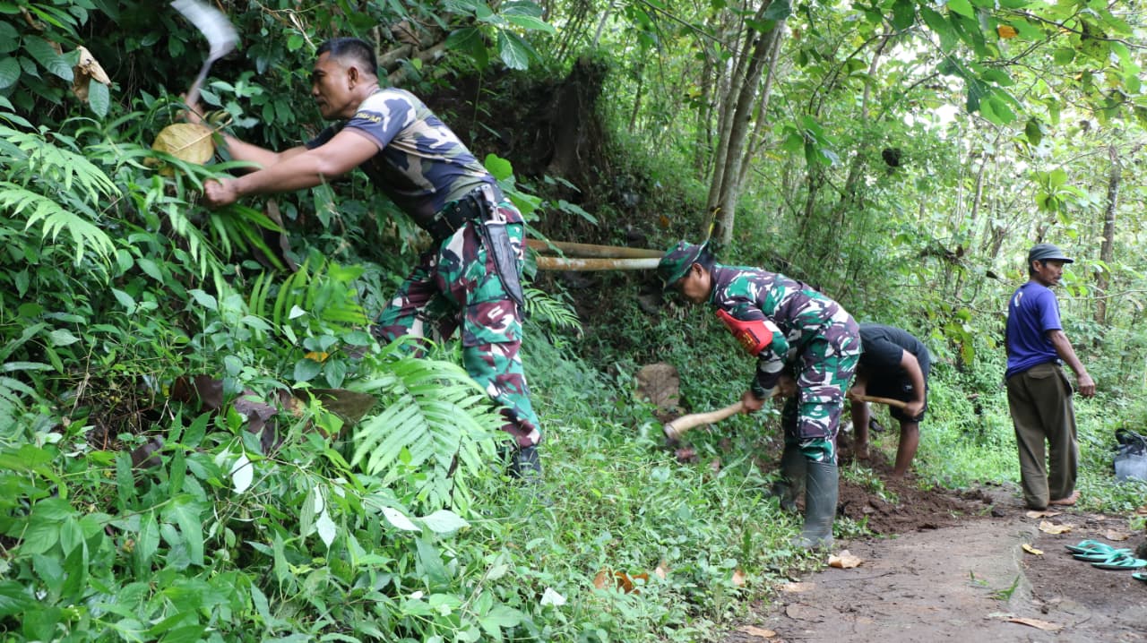 Satgas TMMD ke-128  Tuntaskan Pemasangan Pipanisasi SPAM di Dusun Kloangan.