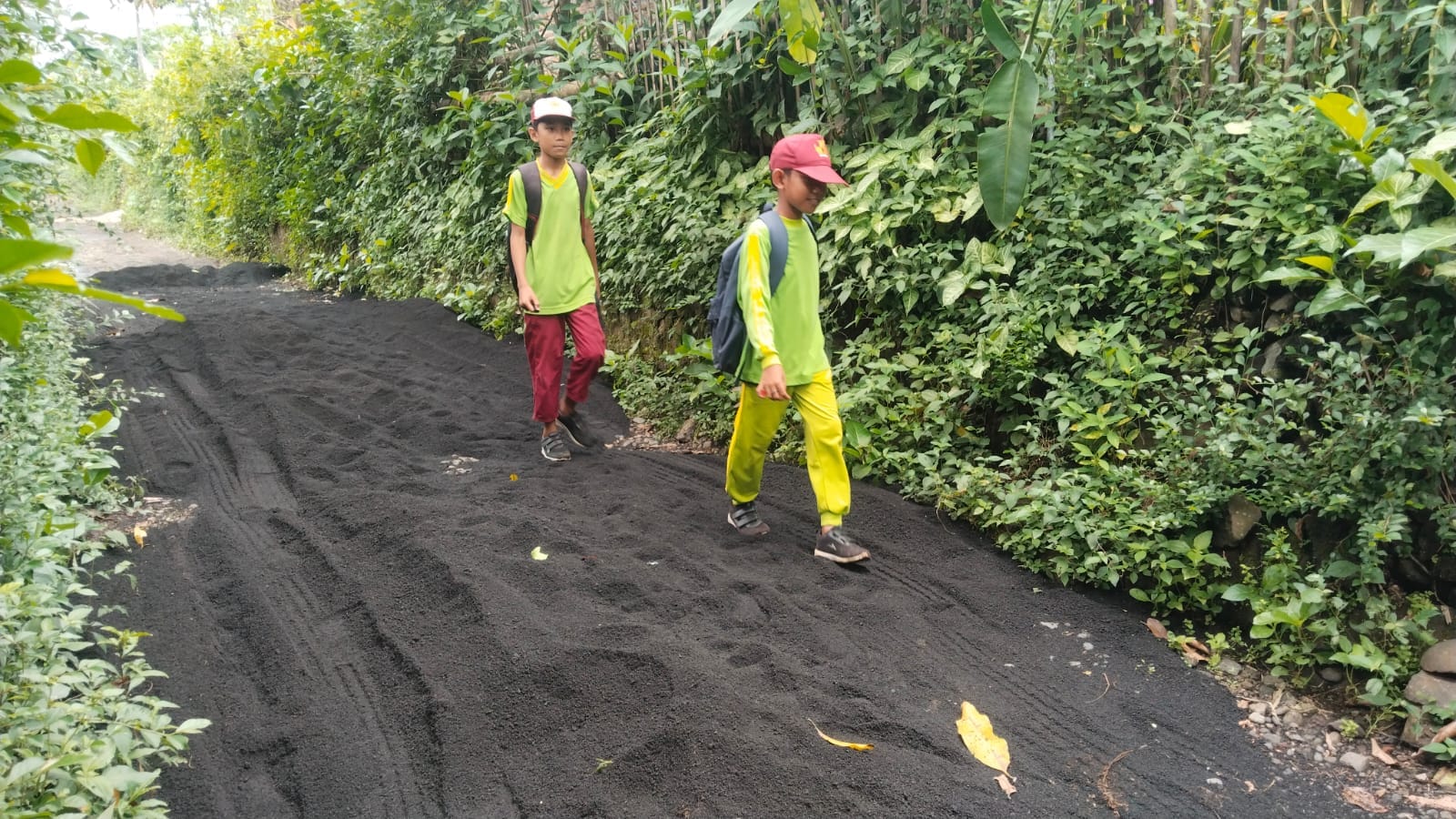 Siswa Klagin Lintasi Jalur yang Segera Dipaving, Satgas TMMD Ke-128 Pacu Pengerjaan