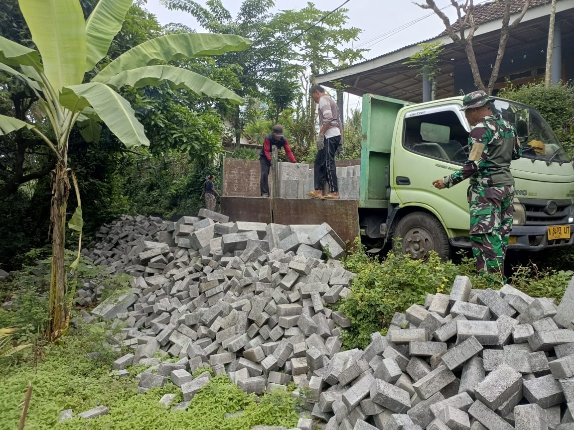 Material Paving TMMD Ke-128 Diturunkan di Dusun Klagin, Pengerjaan Jalan Dilanjutkan