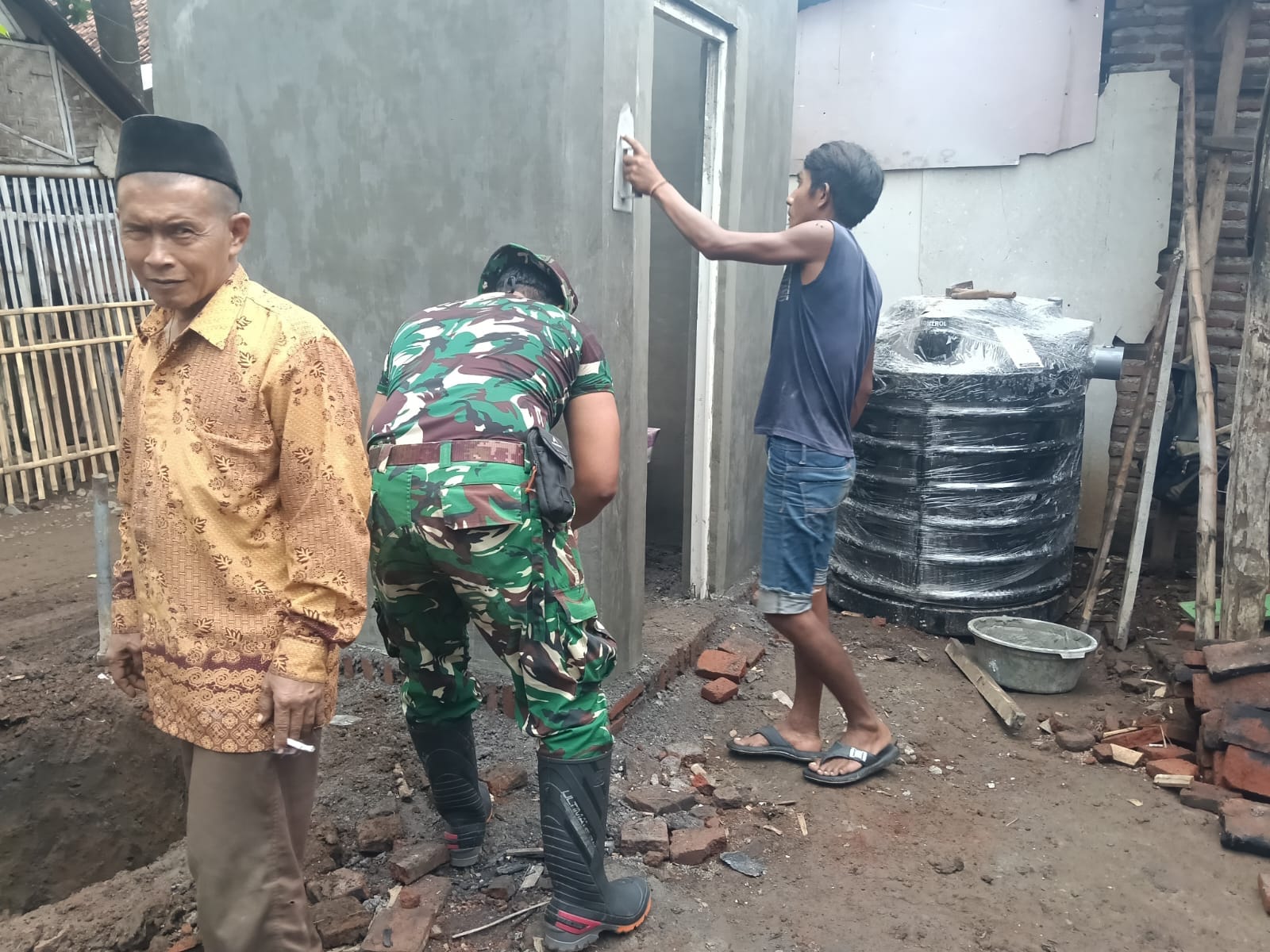 Pengerjaan Sanitasi Rumah Halimah di Dusun Sumur Capai 55 Persen, Satgas TMMD Ke-128 Kebut Penyelesaian