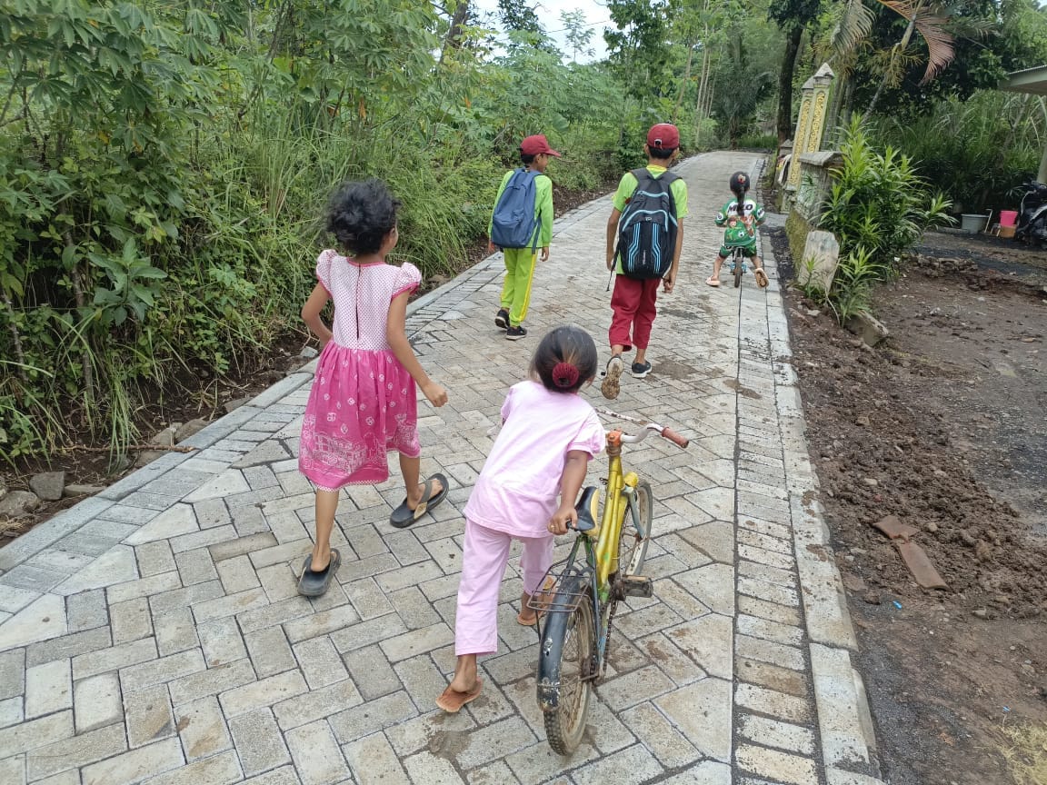 Anak-Anak Dusun Klagin Ceria Pulang Sekolah Lewati Jalan Paving TMMD Ke-128