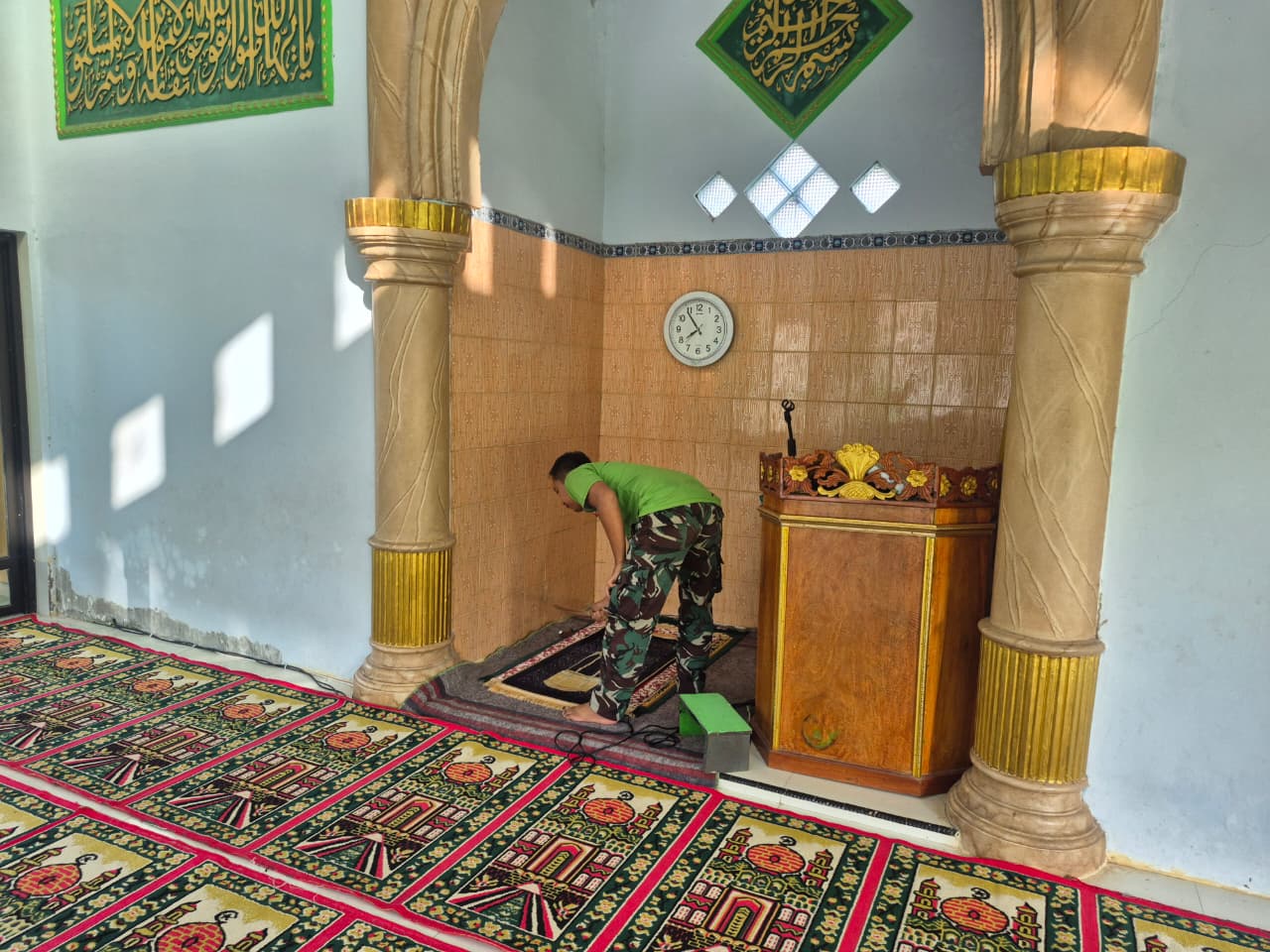 Jelang Shalat Jumat, Satgas Bersihkan Masjid