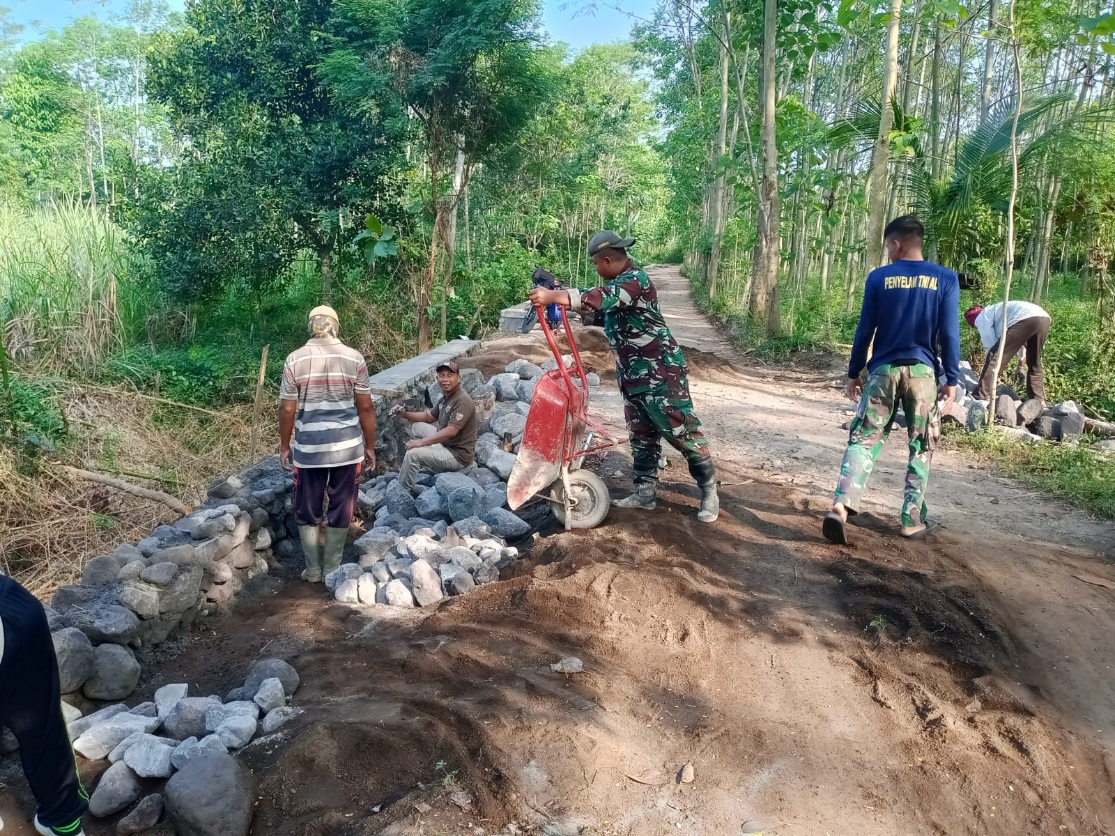 Pembangunan Tembok Penahan Tanah Titik Akhir Hampir Rampung