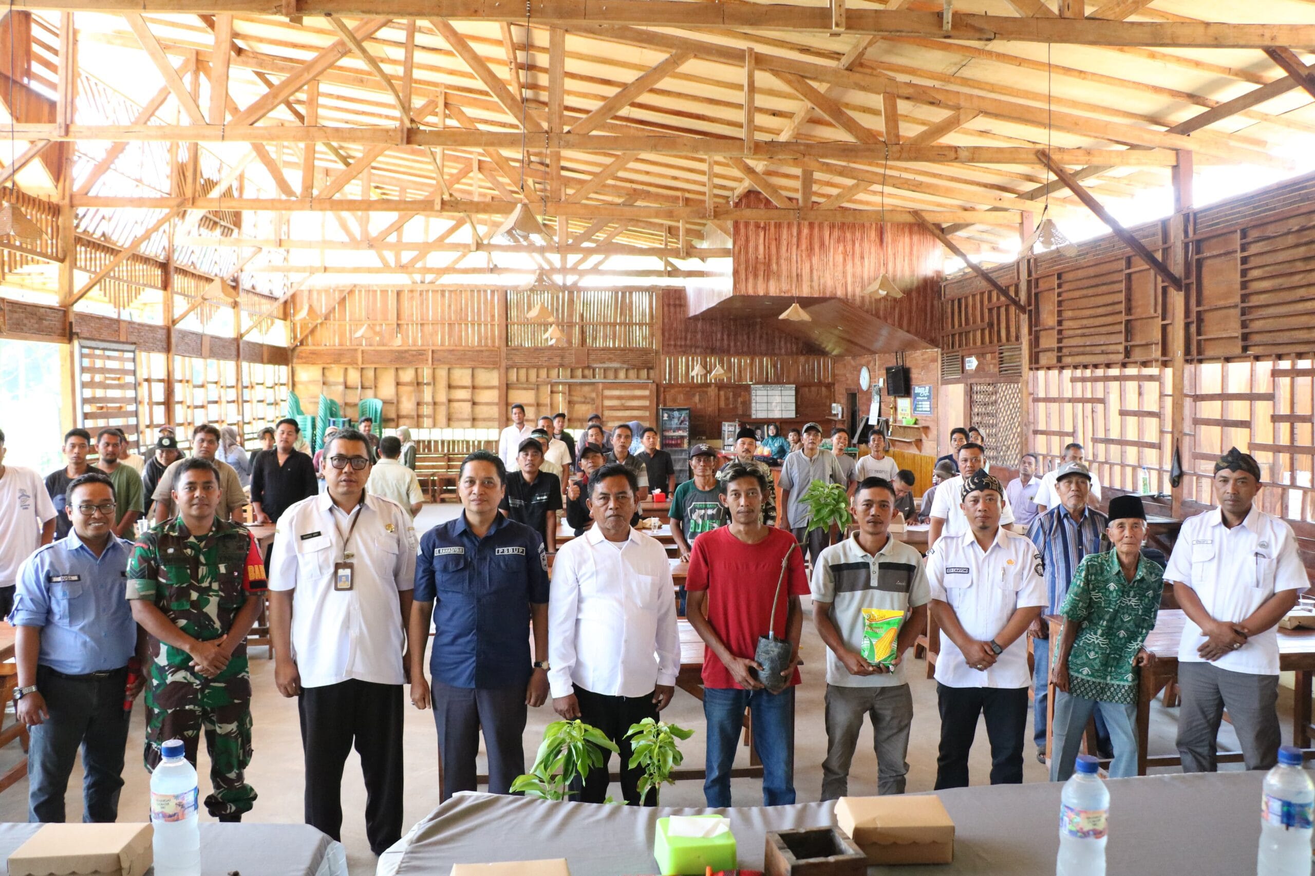 Dukung Ketahanan Pangan, TMMD Ke-128 Kodim 0820/Probolinggo Salurkan 900 Bibit Alpukat dan 150 Kg Bibit Jagung.
