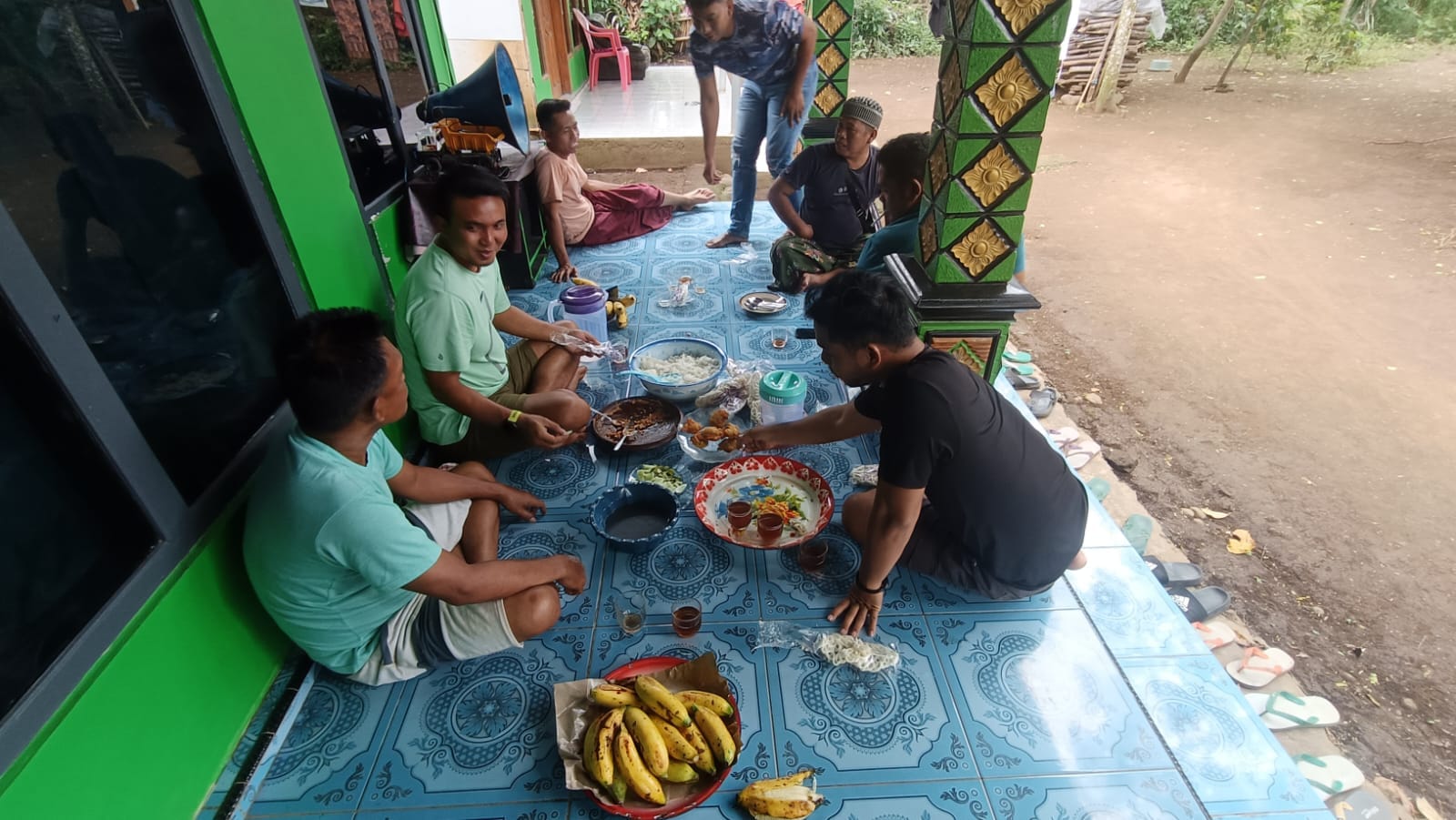 Hangatnya Kebersamaan Satgas TMMD Ke-128 Kodim 0820/Probolinggo dan Warga Desa Brabe di Sela Pengerjaan Fisik.