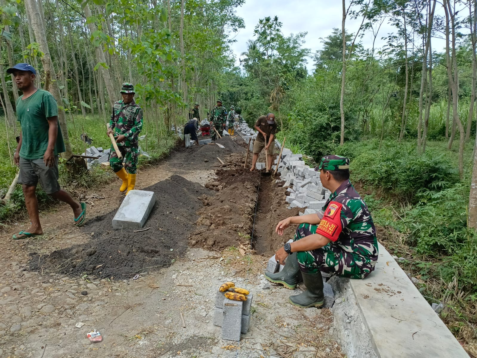 Babinsa Desa Brabe Serma Yance Apresiasi Pembangunan TPT dan Pavingisasi di Dusun Klagin