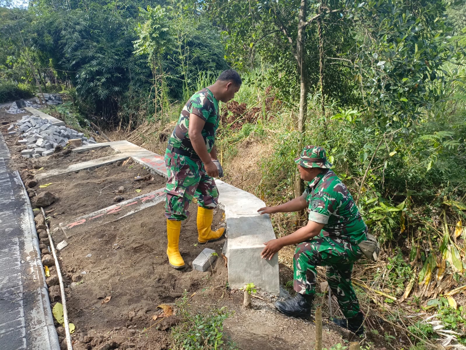 Siap Cegah Potensi Longsor, Satgas TMMD Ke-128 Tuntaskan Pembangunan TPT di Desa Brabe