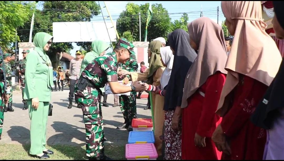 Kasdam V/Brawijaya Serahkan Bantuan Sembako Kepada Warga Desa Brabe