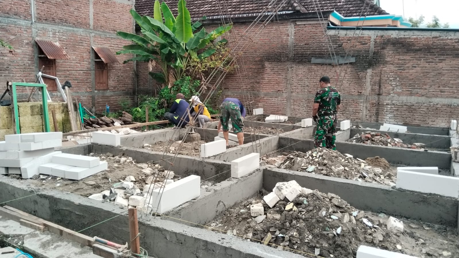 Sinergi TNI dan Warga, RTLH di Slempit Mulai Naik dengan Bata Ringan