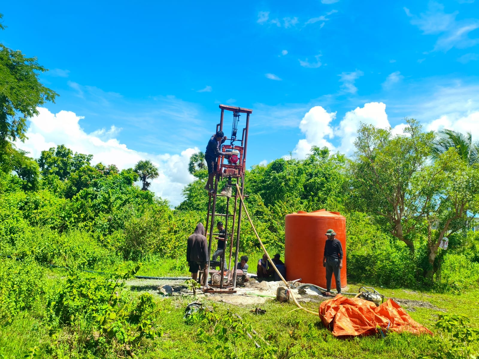 Atasi Krisis Air, Satgas TNMD Bangun Sumur Bor