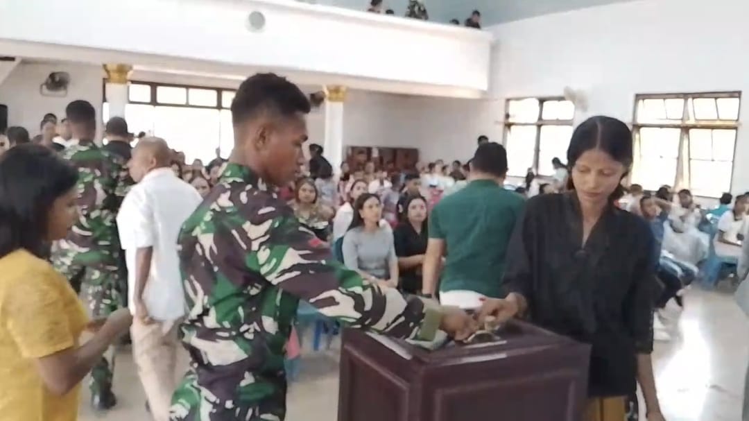 Anggota Satgas TMMD Tak Lupa Beribadah