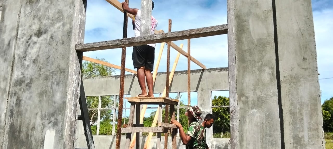 Tingkatkan Kenyamanan, Satgas TMMD Pasang Kunci Gorden di Perpustakaan SD Moain