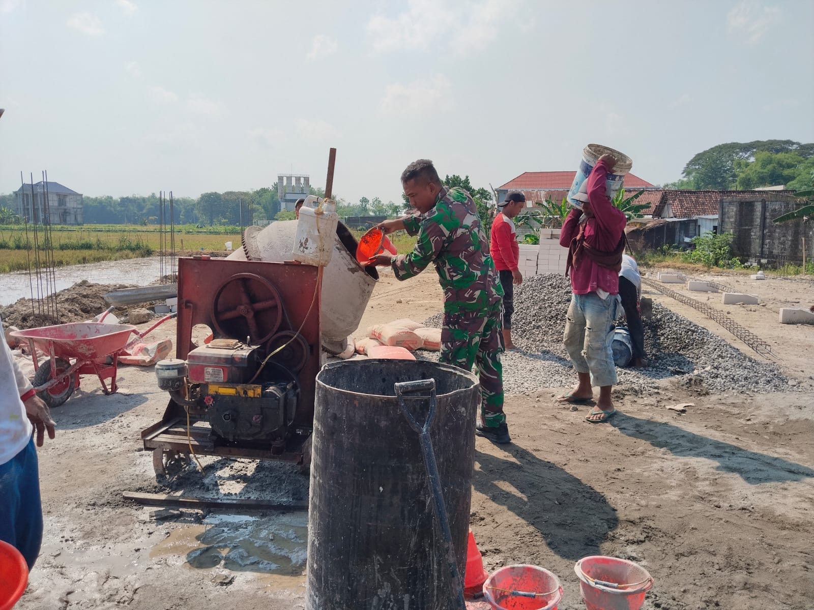 Sertu Prayitno Dampingi Pembangunan Koperasi Merah Putih di Desa Sumberingin