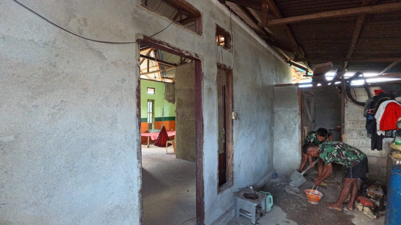 TMMD Kodim 1511/Pulau Moa Percepat Renovasi Rumah Ibu Maria Garlota