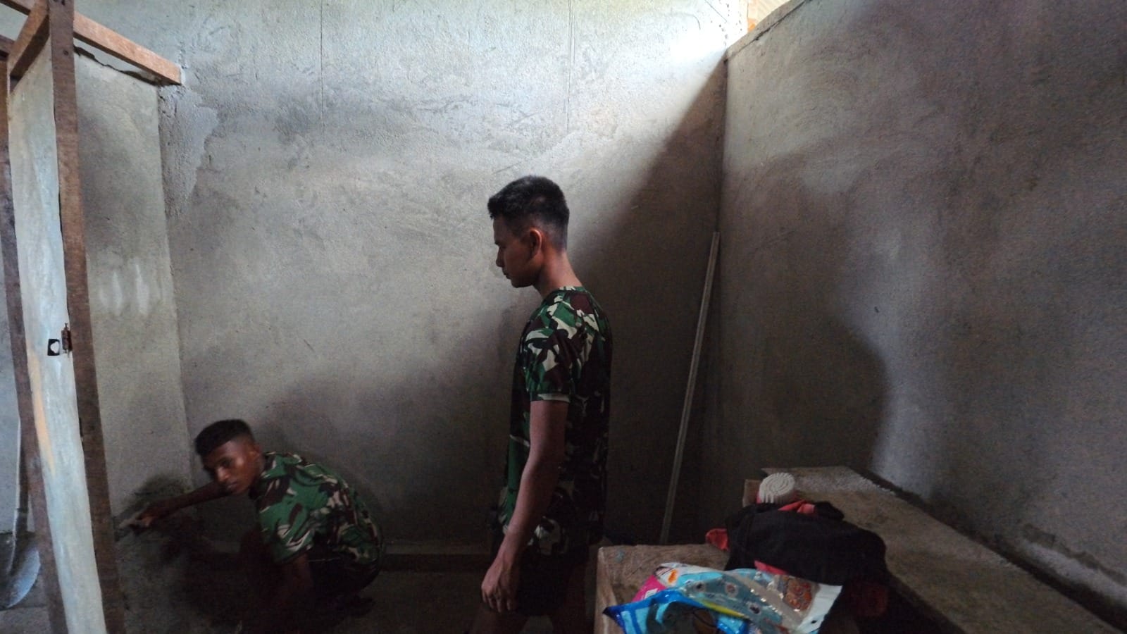 Gotong Royong TNI-Warga, Pembangunan Rumah di Desa Moain Capai 45 Persen