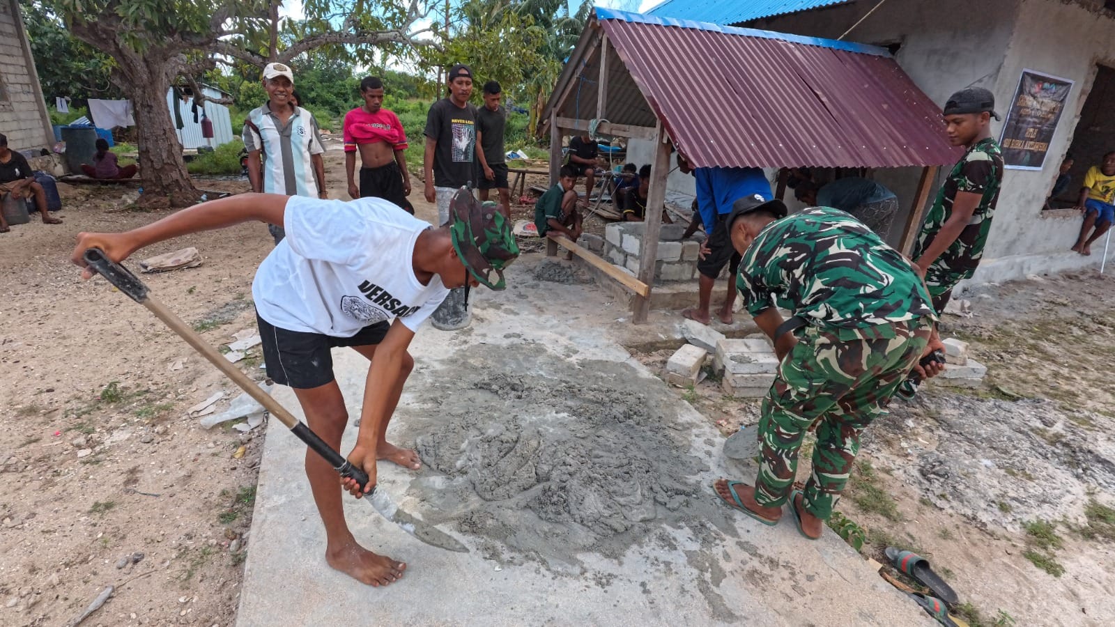 Program TMMD di Maluku Barat Daya, Perbaikan Rumah Ibu Maria Garlota Terus Dikebut