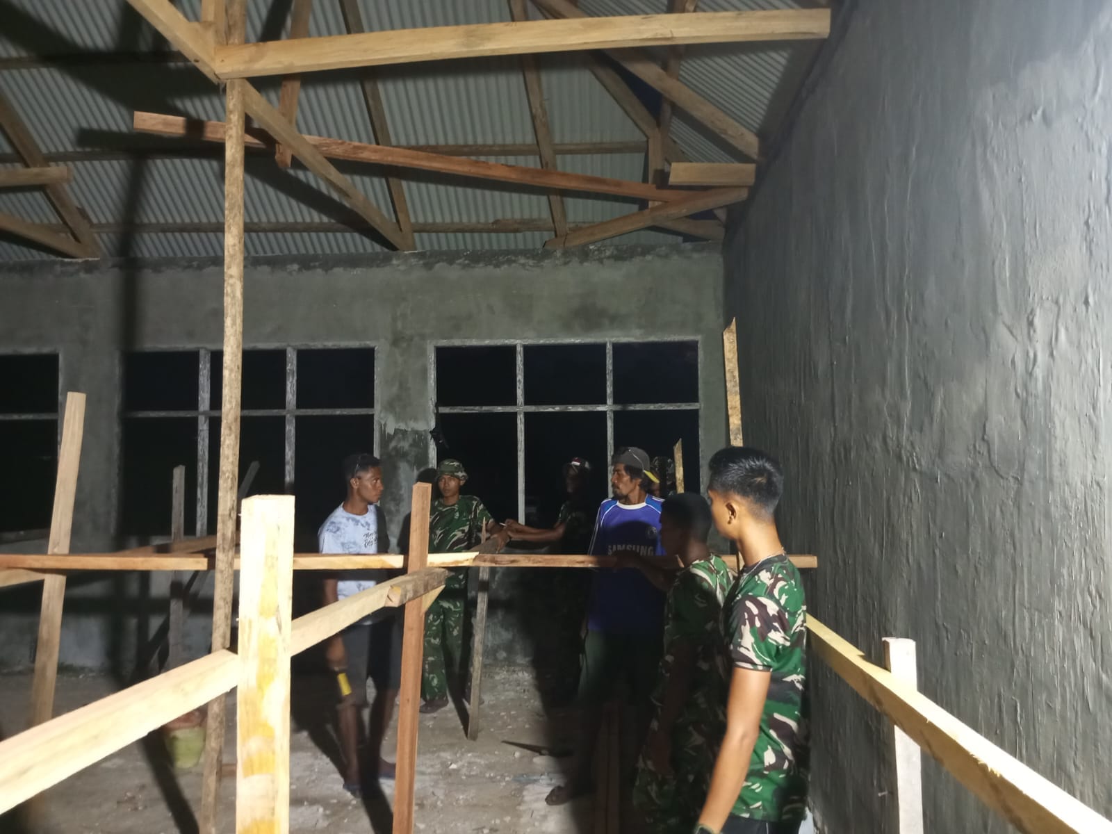 Kerja Disiplin Satgas TMMD Percepat Pembangunan Perpustakaan Sekolah