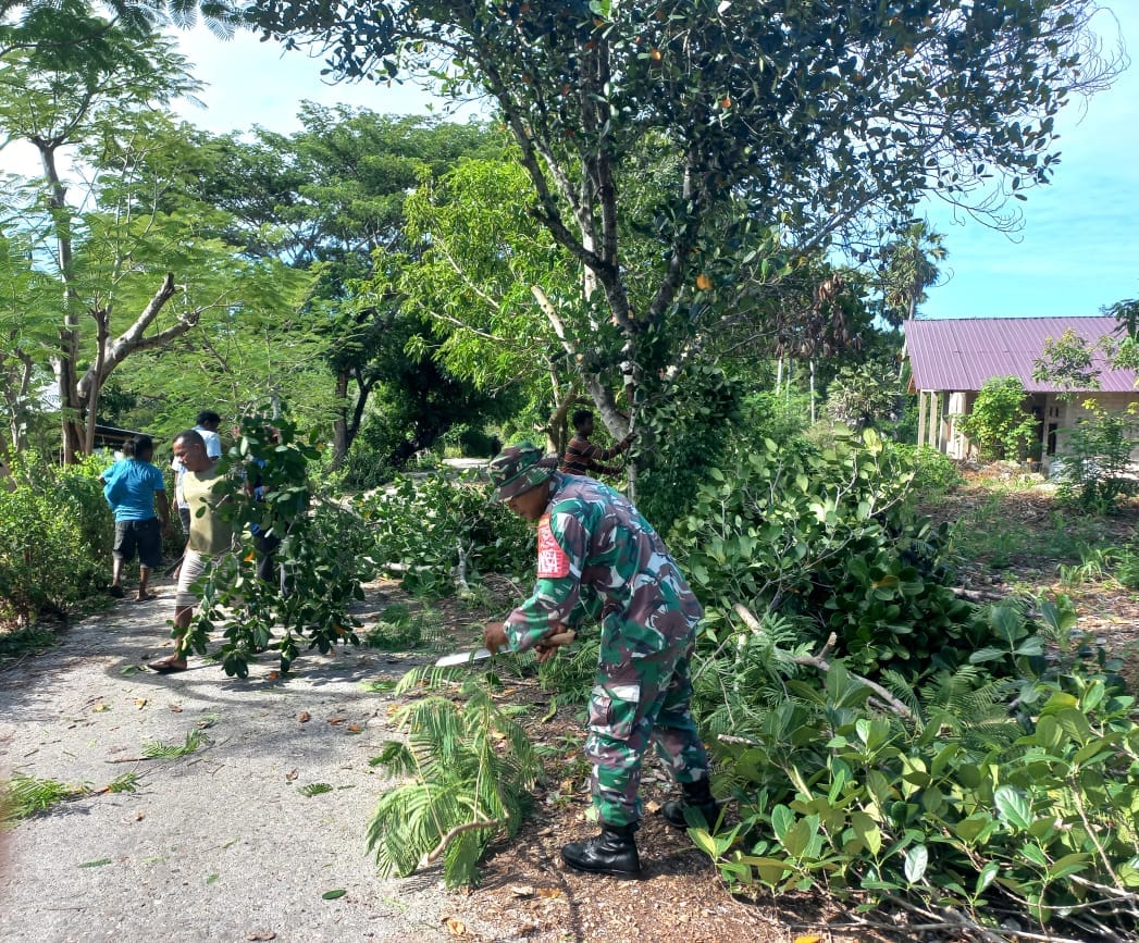 Satgas dan Warga Bersihkan Jalan dan Pangkas Pohon
