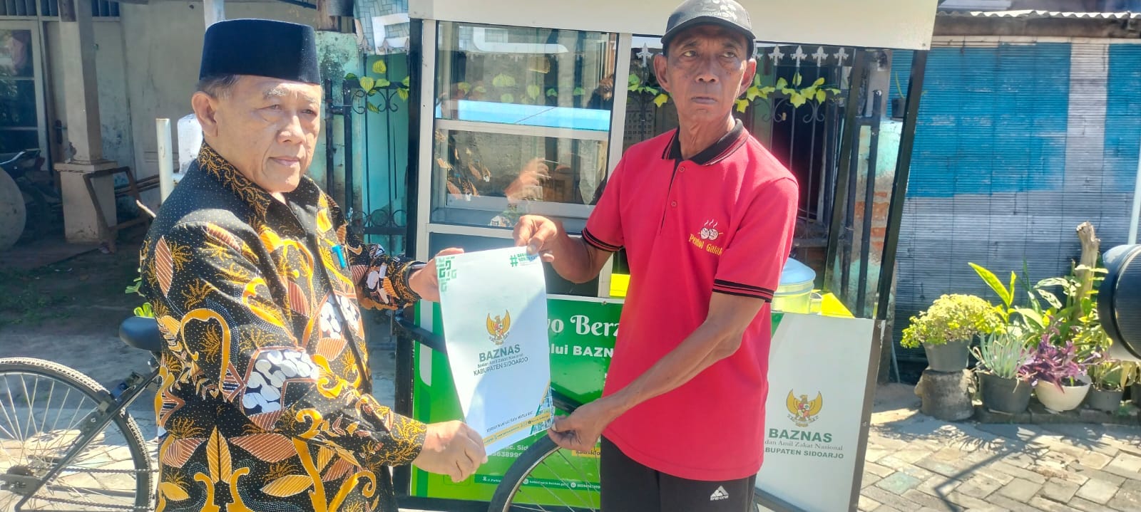 BAZNAS Sidoarjo Serahkan Gerobak Becak Pertama untuk Perkuat Usaha Pedagang Bakso