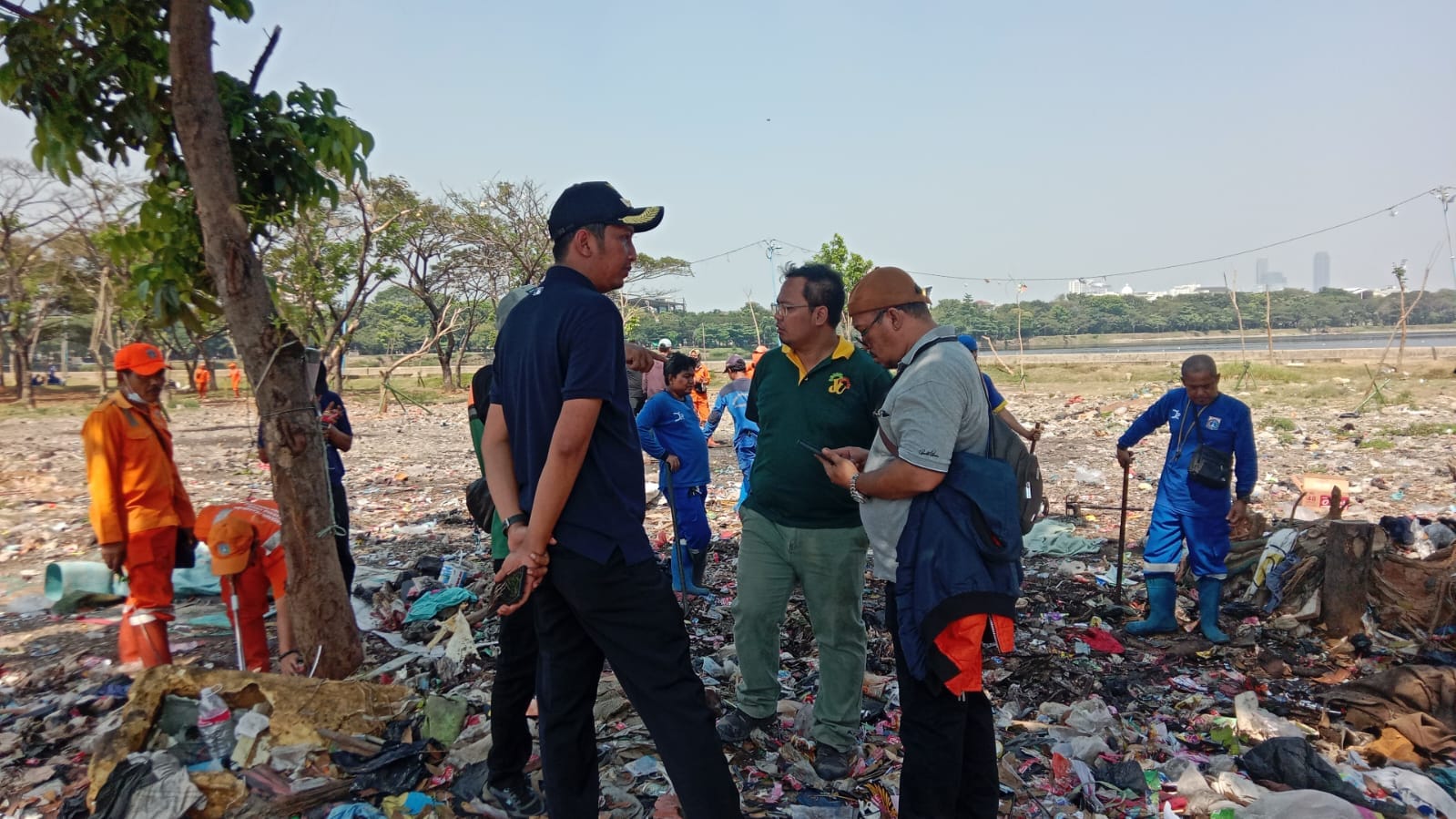 Sudin LH Jakut, Gercep Bersihkan Sampah di Waduk Cincin