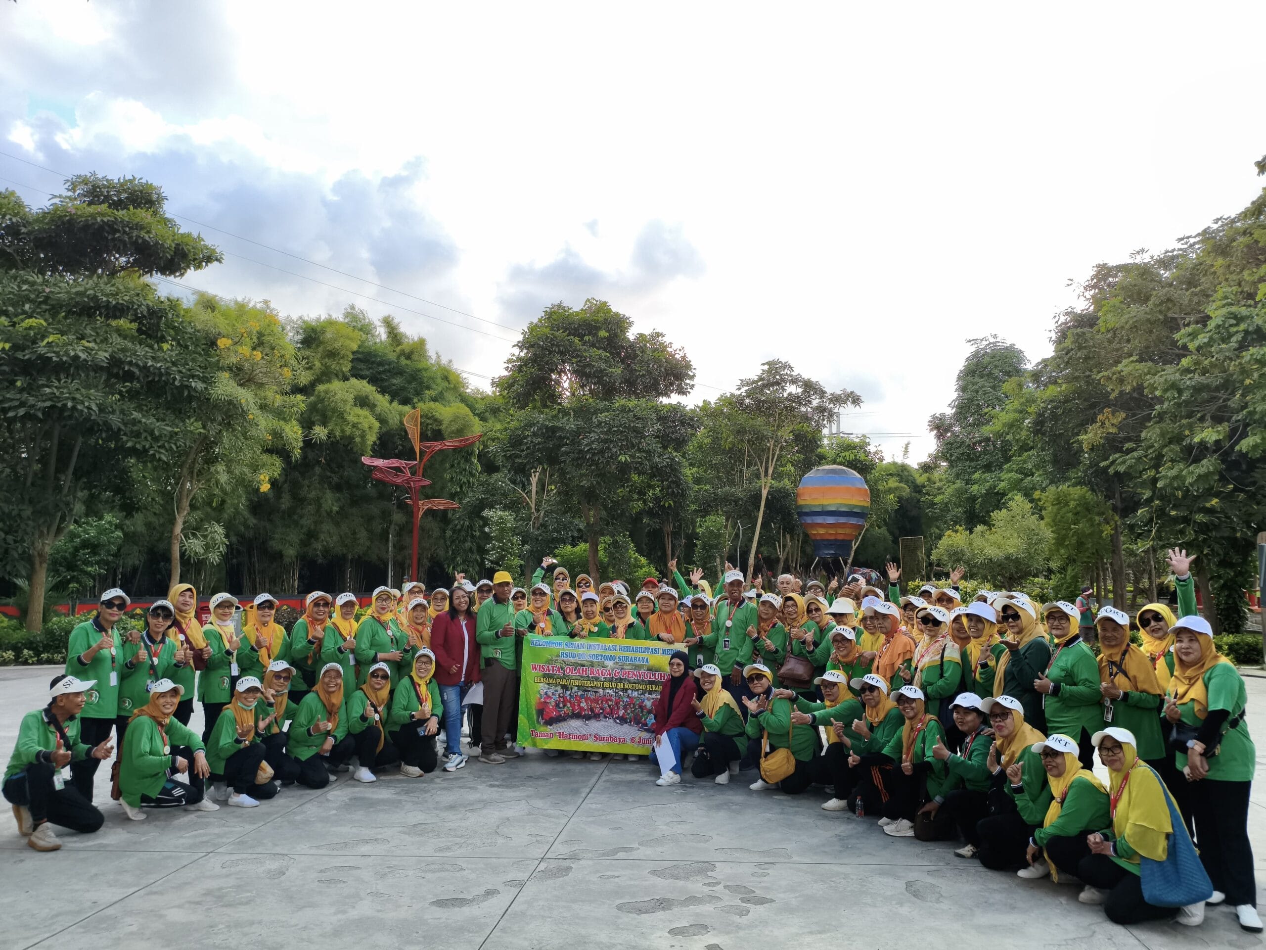 Cegah Pikun dan Alzheimer: Mahasiswa Fisioterapi UMM Latih Otak Lansia di Surabaya