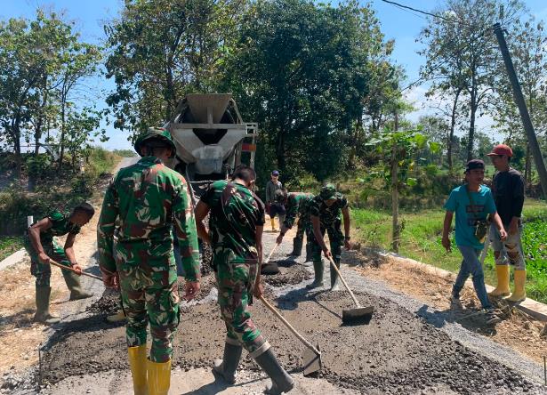 Cor Beton Dimulai, Satgas TMMD ke-129 Kodim Bojonegoro Wujudkan Jalan Impian Warga Kedungpandan