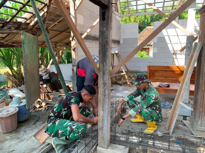 Besi Dirangkai, Pondasi Diperkuat, Satgas TMMD ke-129 Siapkan Rumah Layak Huni Pak Ladi