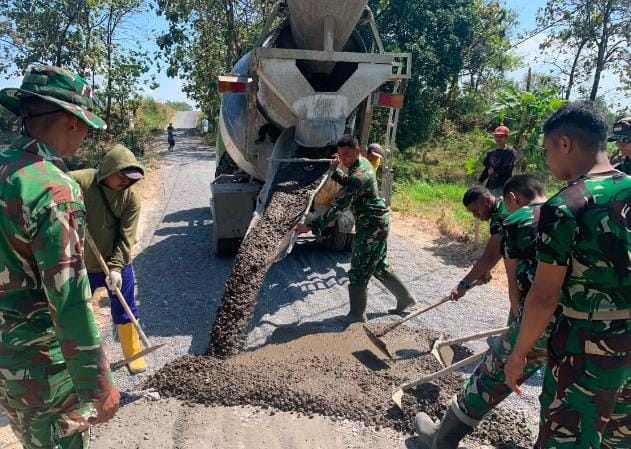 Semangat Kebersamaan Warnai Pengecoran Jalan Dusun Kedungpandan dalam TMMD ke-129