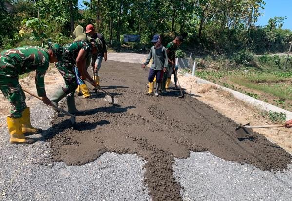 Cor Beton Menghubungkan Harapan, TMMD ke-129 Perkuat Akses Warga Kedungpandan