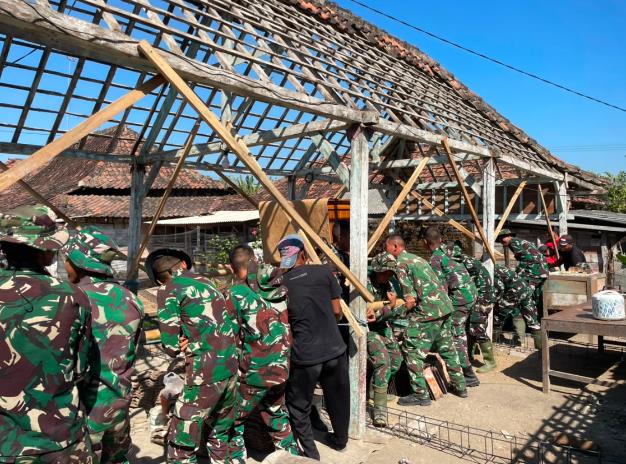 Kebersamaan Jadi Kunci, Satgas TMMD ke-129 Percepat Renovasi RTLH Bapak Samijan